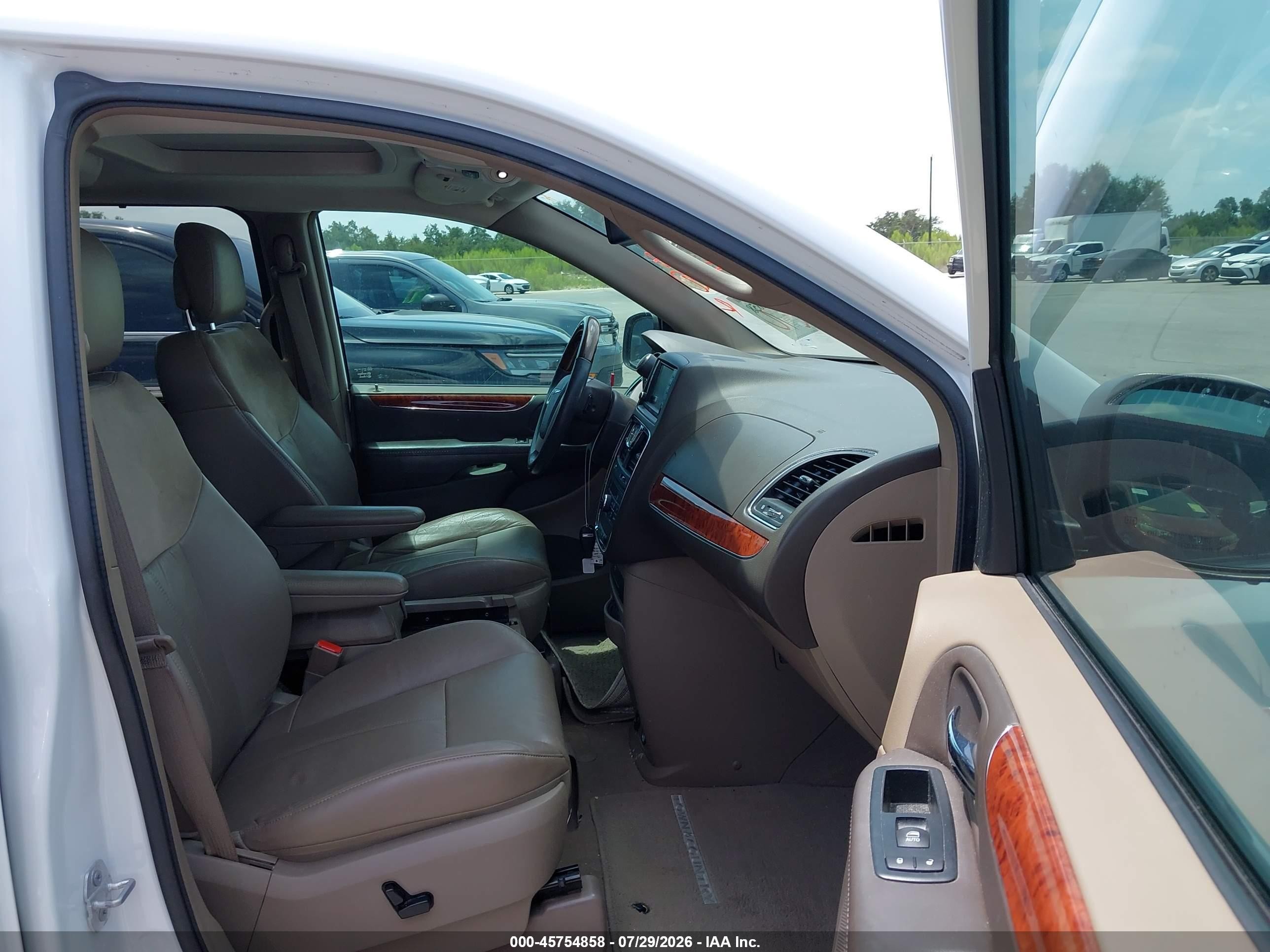 2015 Chrysler Town & Country Limited Platinum White vin: 2C4RC1GG7FR610161