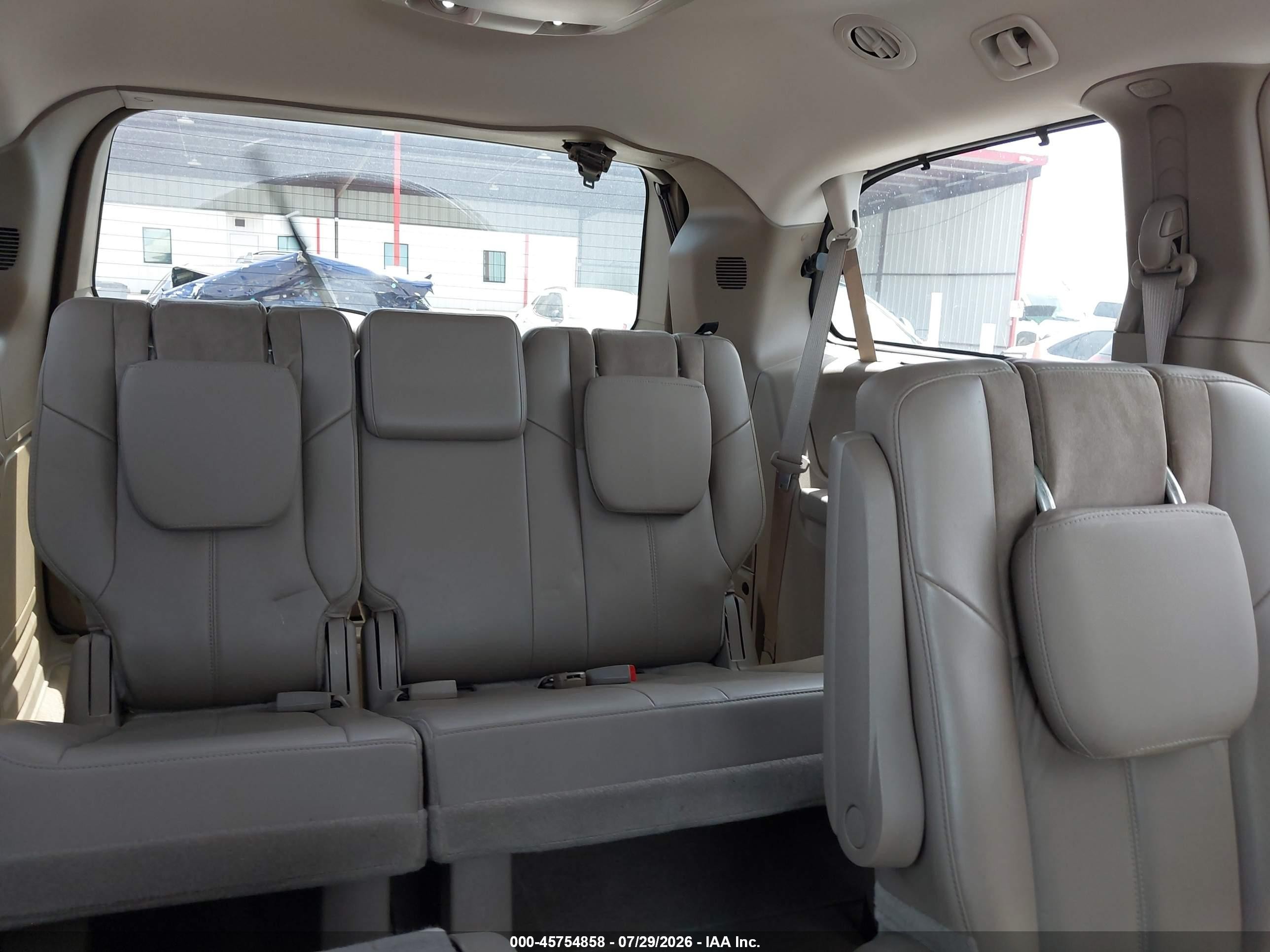 2015 Chrysler Town & Country Limited Platinum White vin: 2C4RC1GG7FR610161