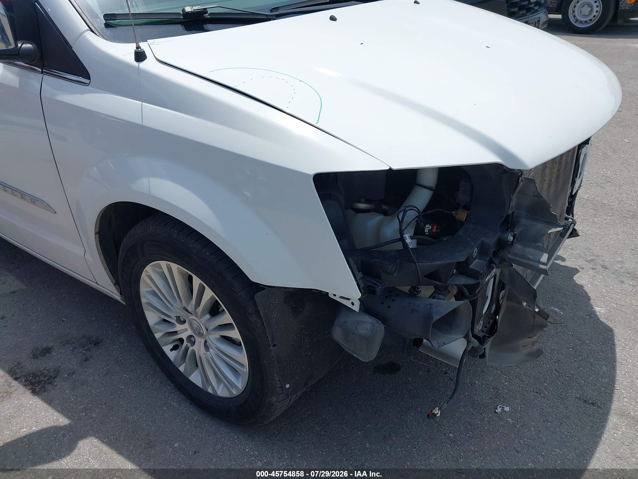 2015 Chrysler Town & Country Limited Platinum White vin: 2C4RC1GG7FR610161