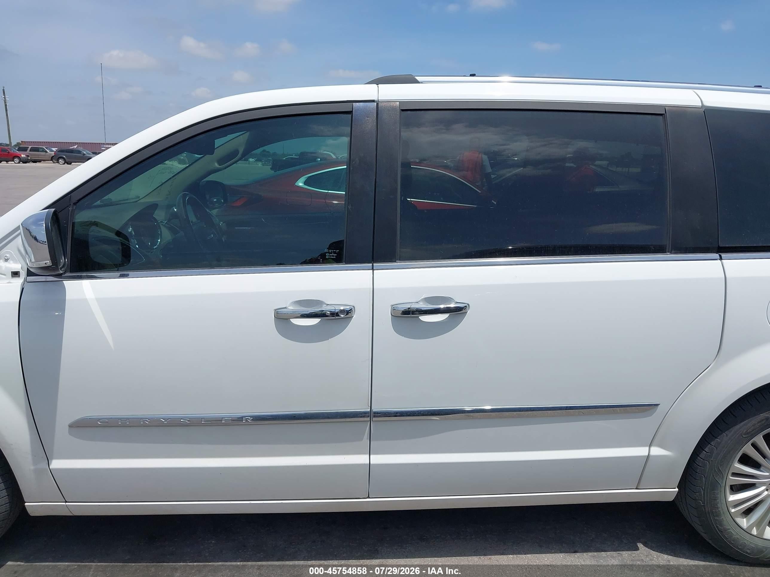 2015 Chrysler Town & Country Limited Platinum White vin: 2C4RC1GG7FR610161