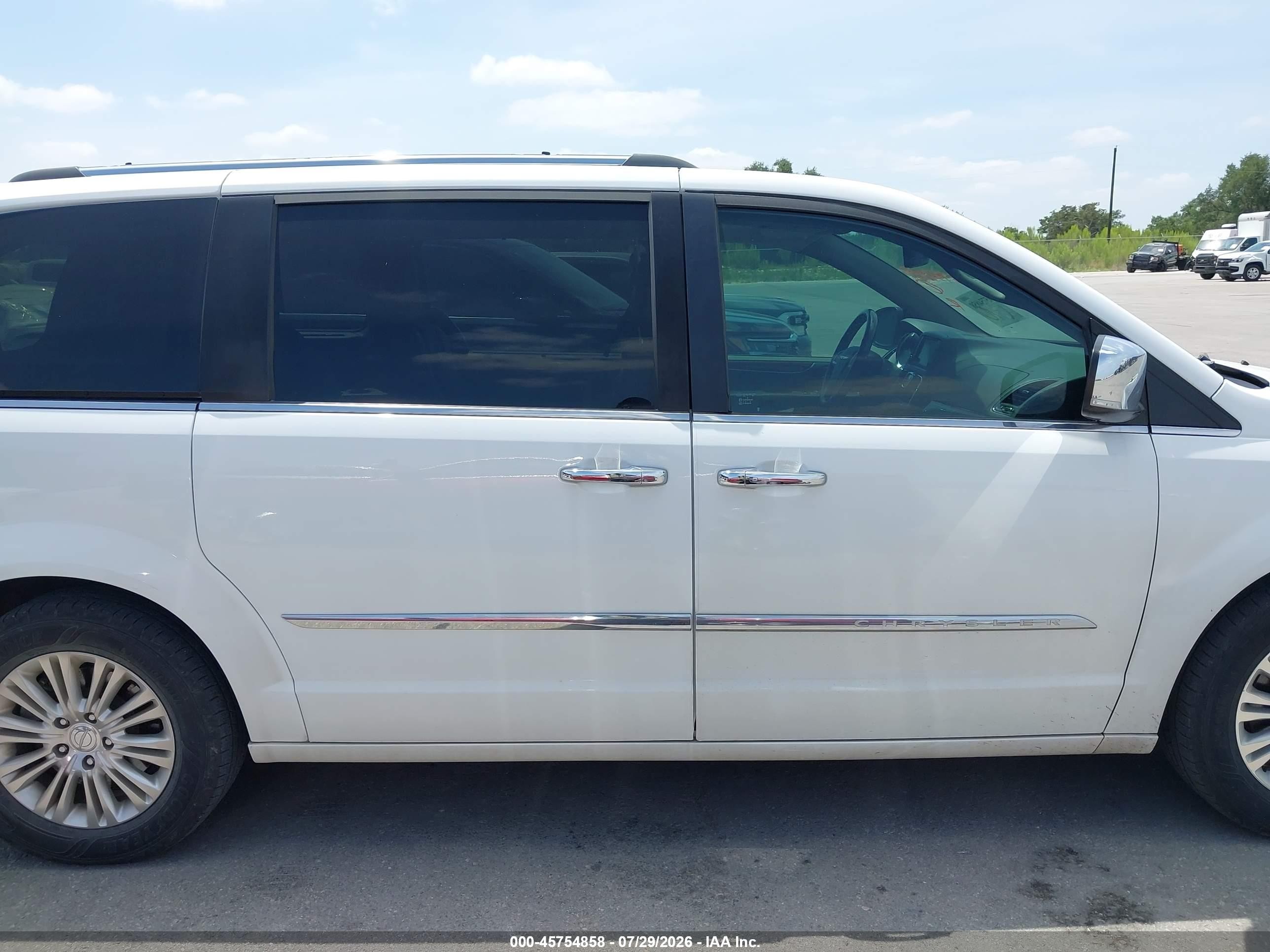 2015 Chrysler Town & Country Limited Platinum White vin: 2C4RC1GG7FR610161