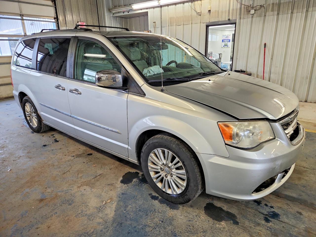 2012 Chrysler Town & Country Limited Silver vin: 2C4RC1GG8CR105712