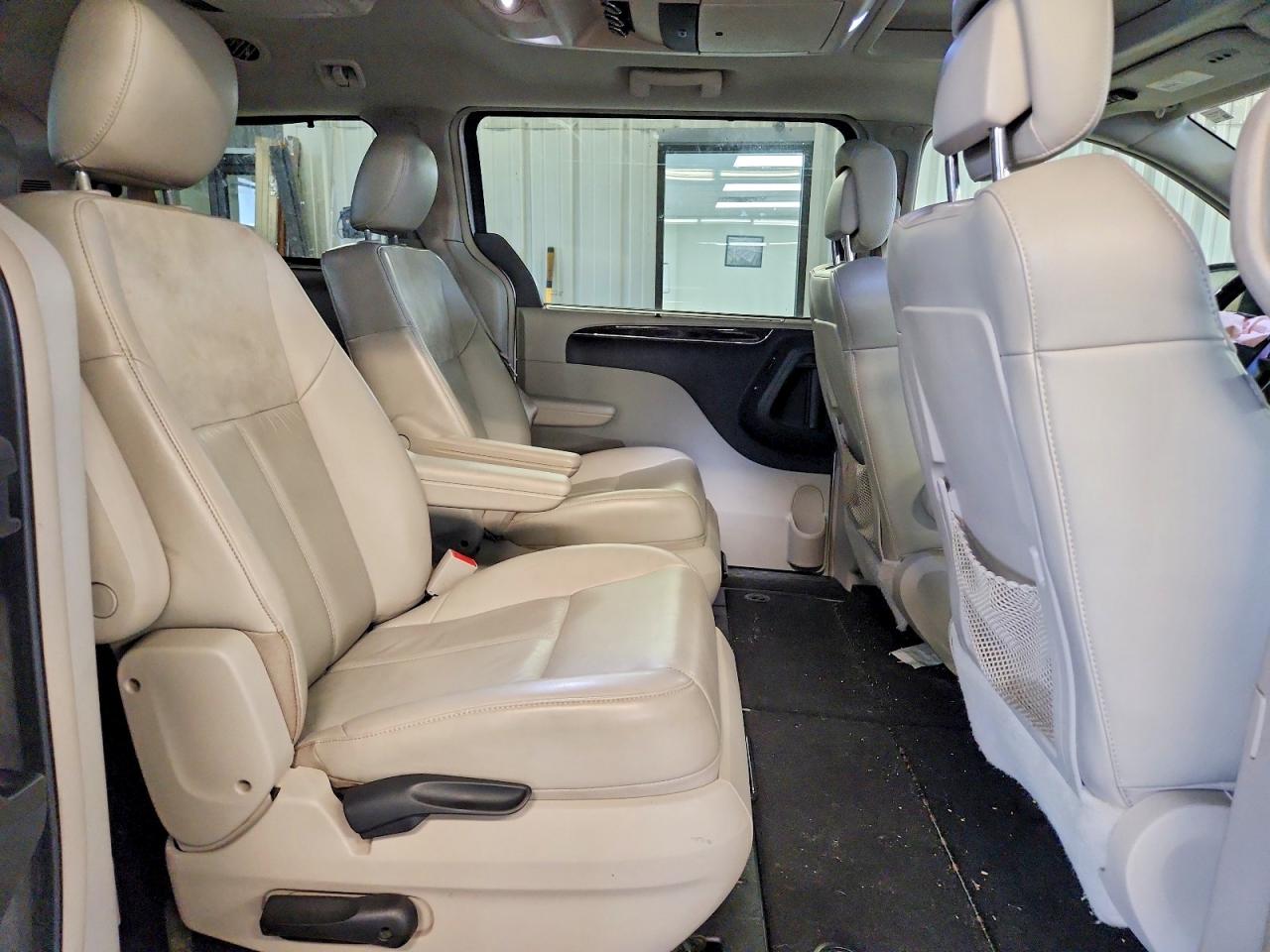2012 Chrysler Town & Country Limited Silver vin: 2C4RC1GG8CR105712