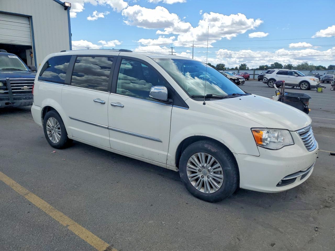 2013 Chrysler Town & Country Limited White vin: 2C4RC1GG8DR786522