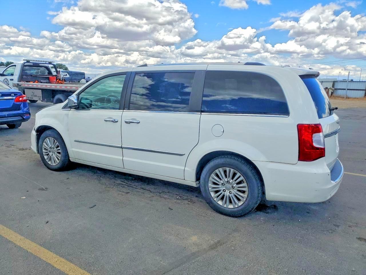 2013 Chrysler Town & Country Limited White vin: 2C4RC1GG8DR786522