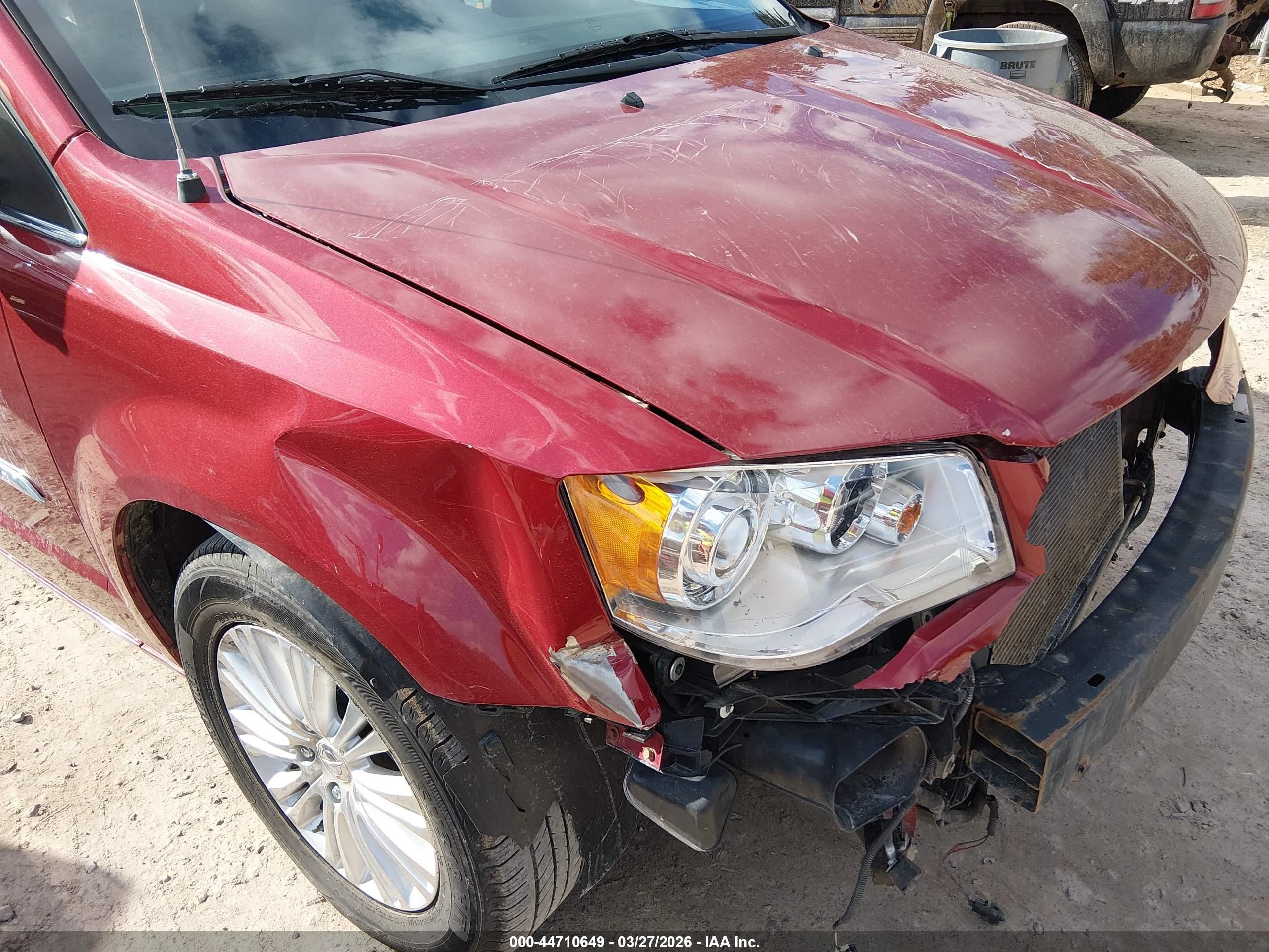 2014 Chrysler Town & Country Limited Red vin: 2C4RC1GG8ER112615