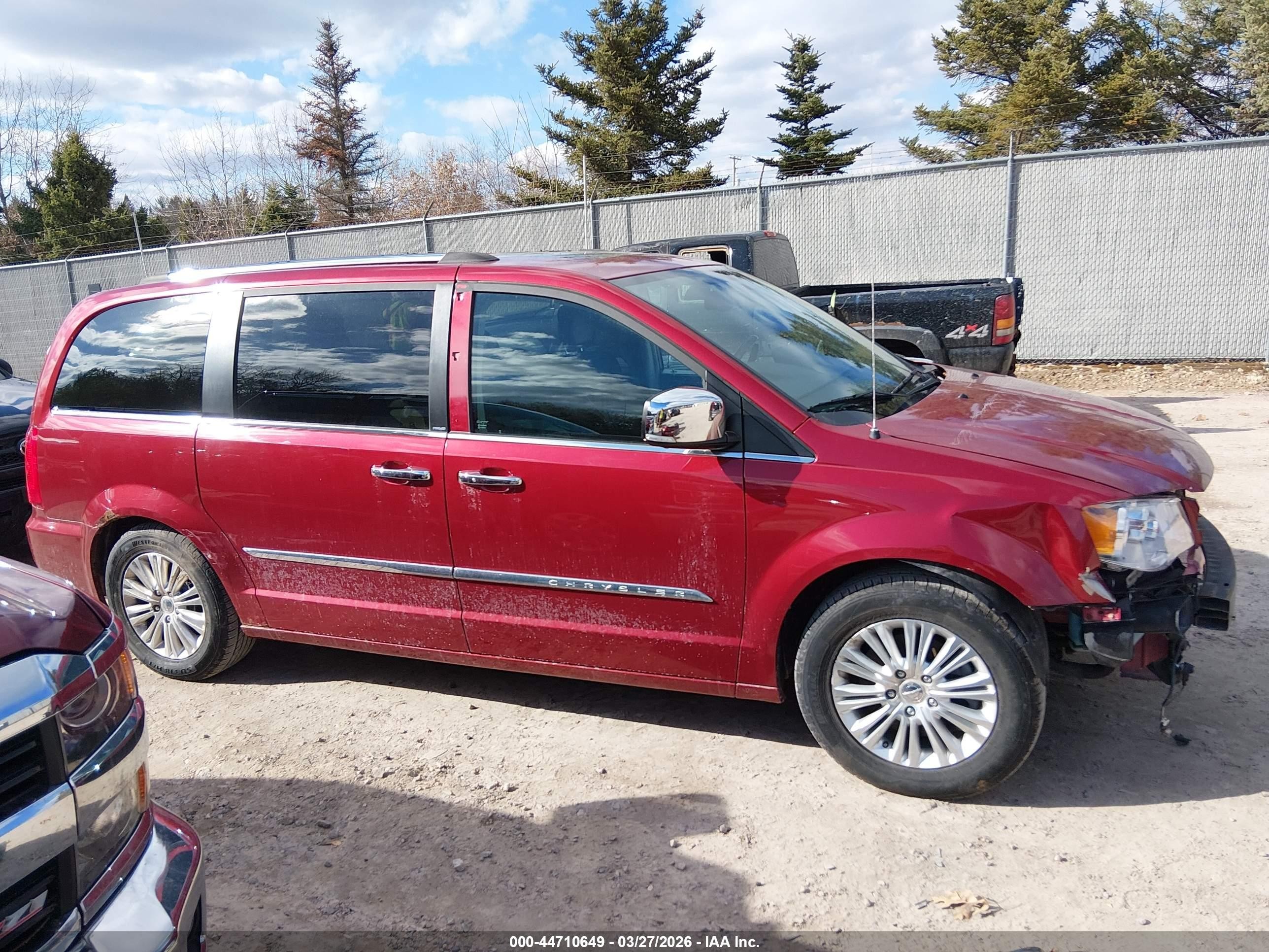 2014 Chrysler Town & Country Limited Red vin: 2C4RC1GG8ER112615
