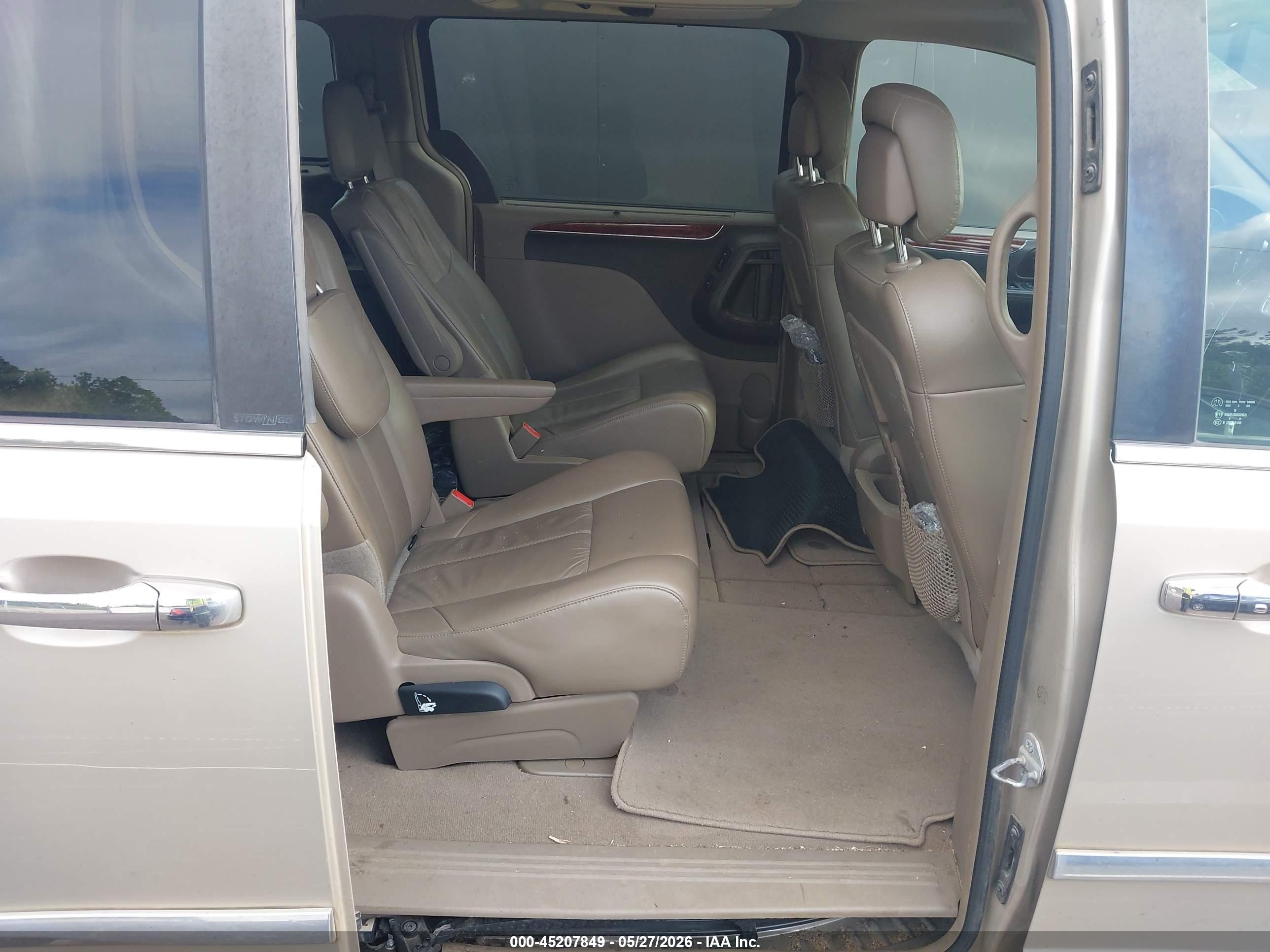 2014 Chrysler Town & Country Limited Beige vin: 2C4RC1GG9ER204218