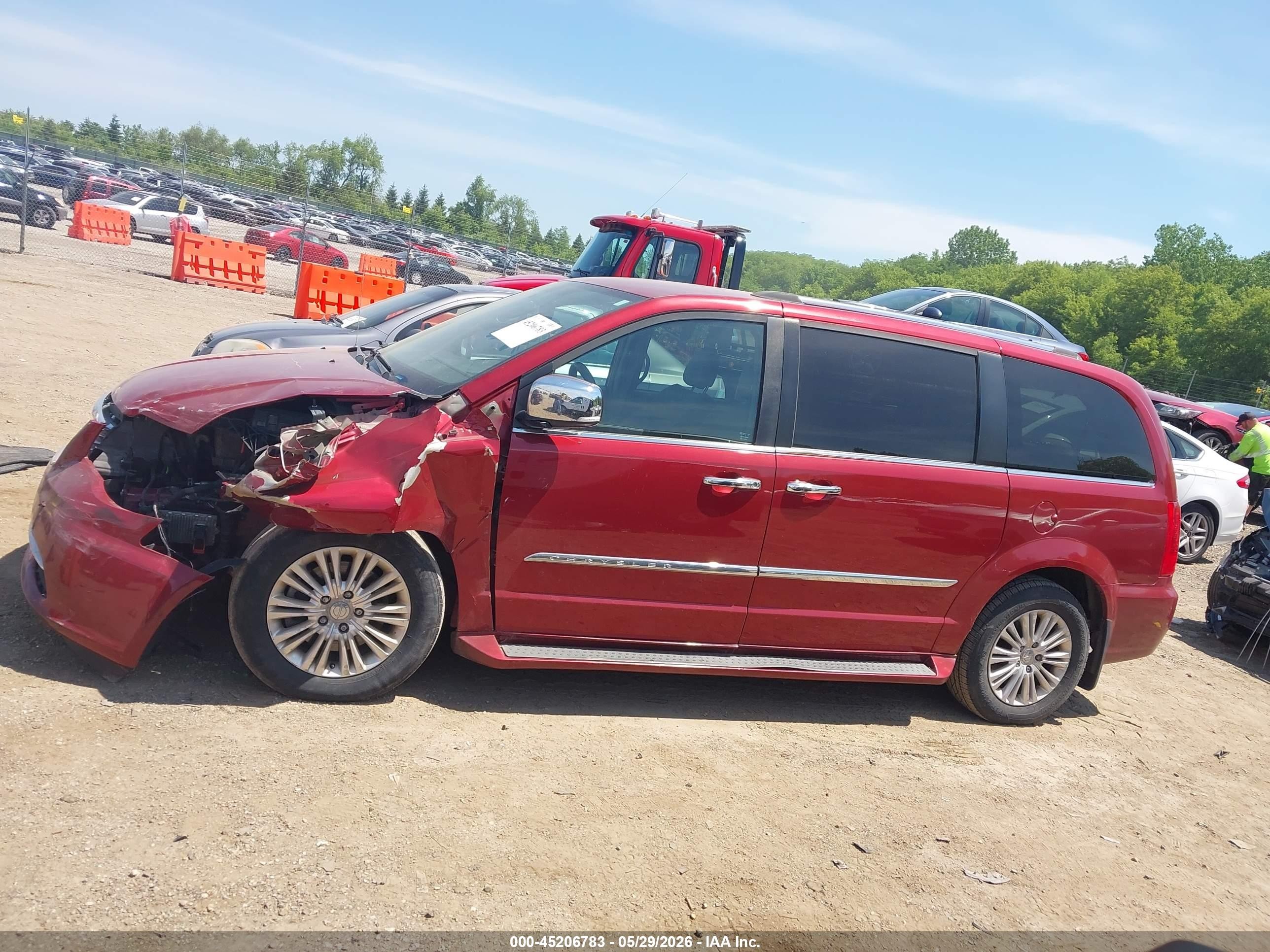 2014 Chrysler Town & Country Limited Red vin: 2C4RC1GG9ER408565