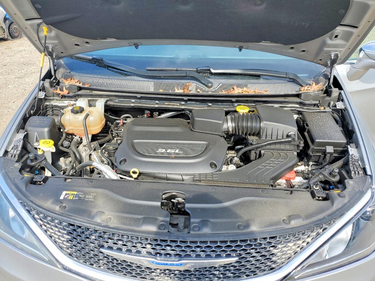 2018 Chrysler Pacifica Limited Silver vin: 2C4RC1GGXJR274174