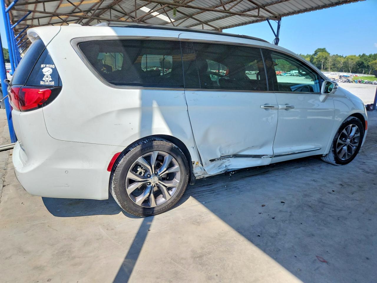 2018 Chrysler Pacifica Limited White vin: 2C4RC1GGXJR321865