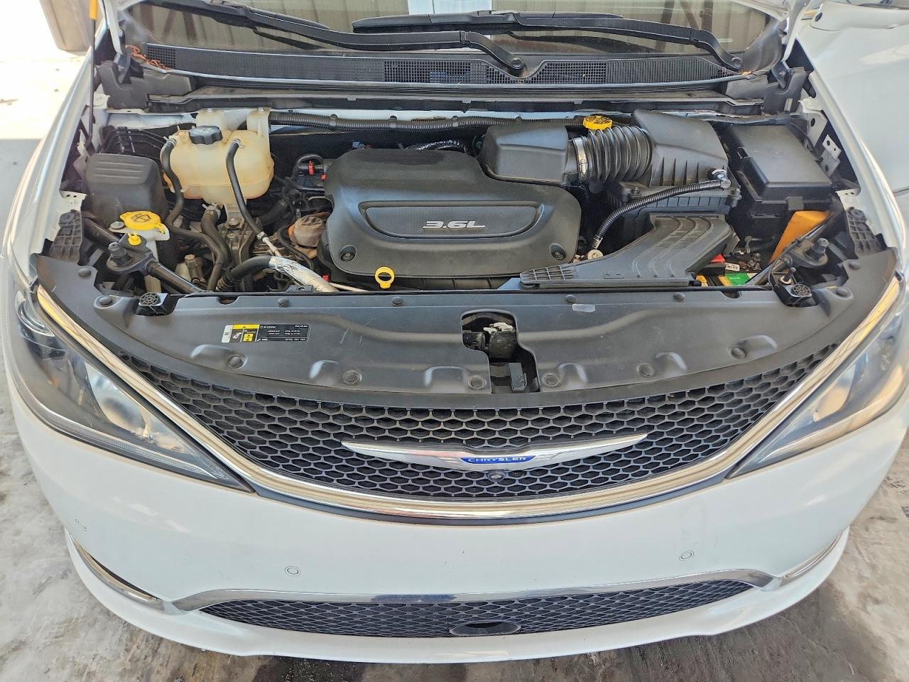 2018 Chrysler Pacifica Limited White vin: 2C4RC1GGXJR321865