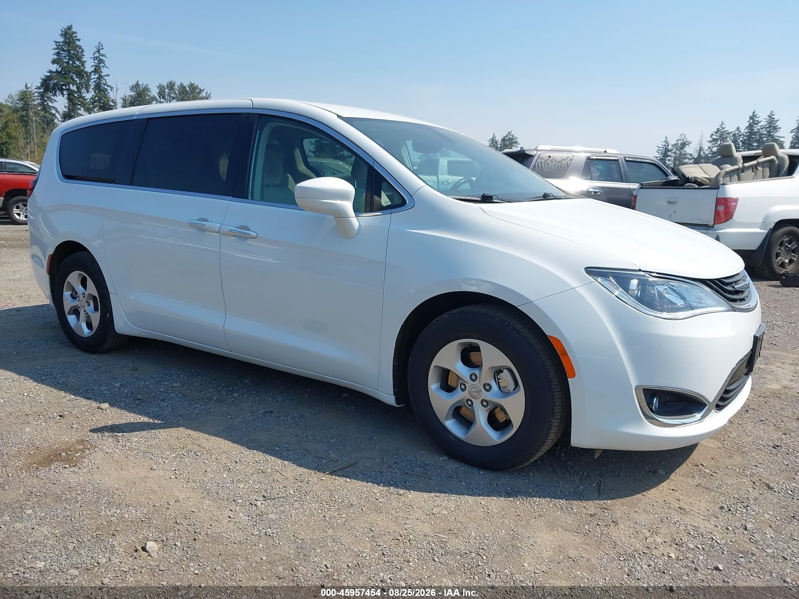 2018 Chrysler Pacifica Hybrid Touring Plus White vin: 2C4RC1H73JR311659