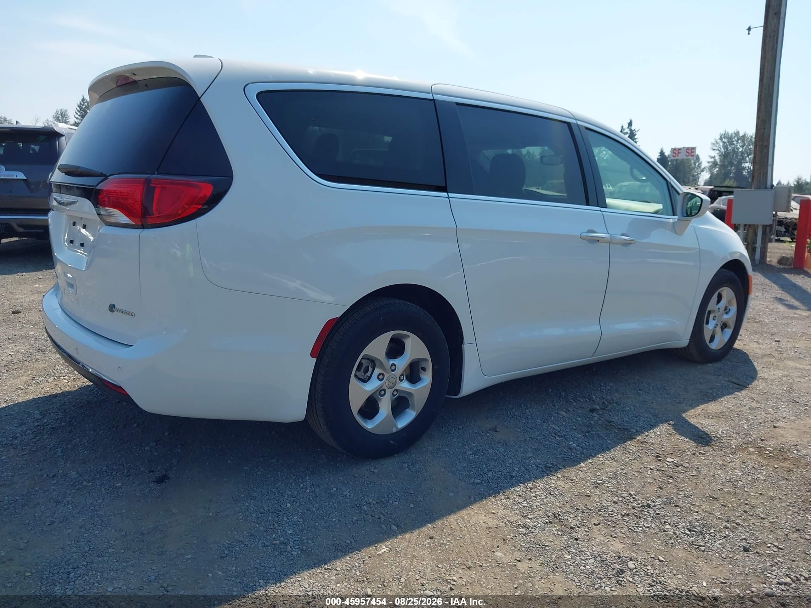 2018 Chrysler Pacifica Hybrid Touring Plus White vin: 2C4RC1H73JR311659