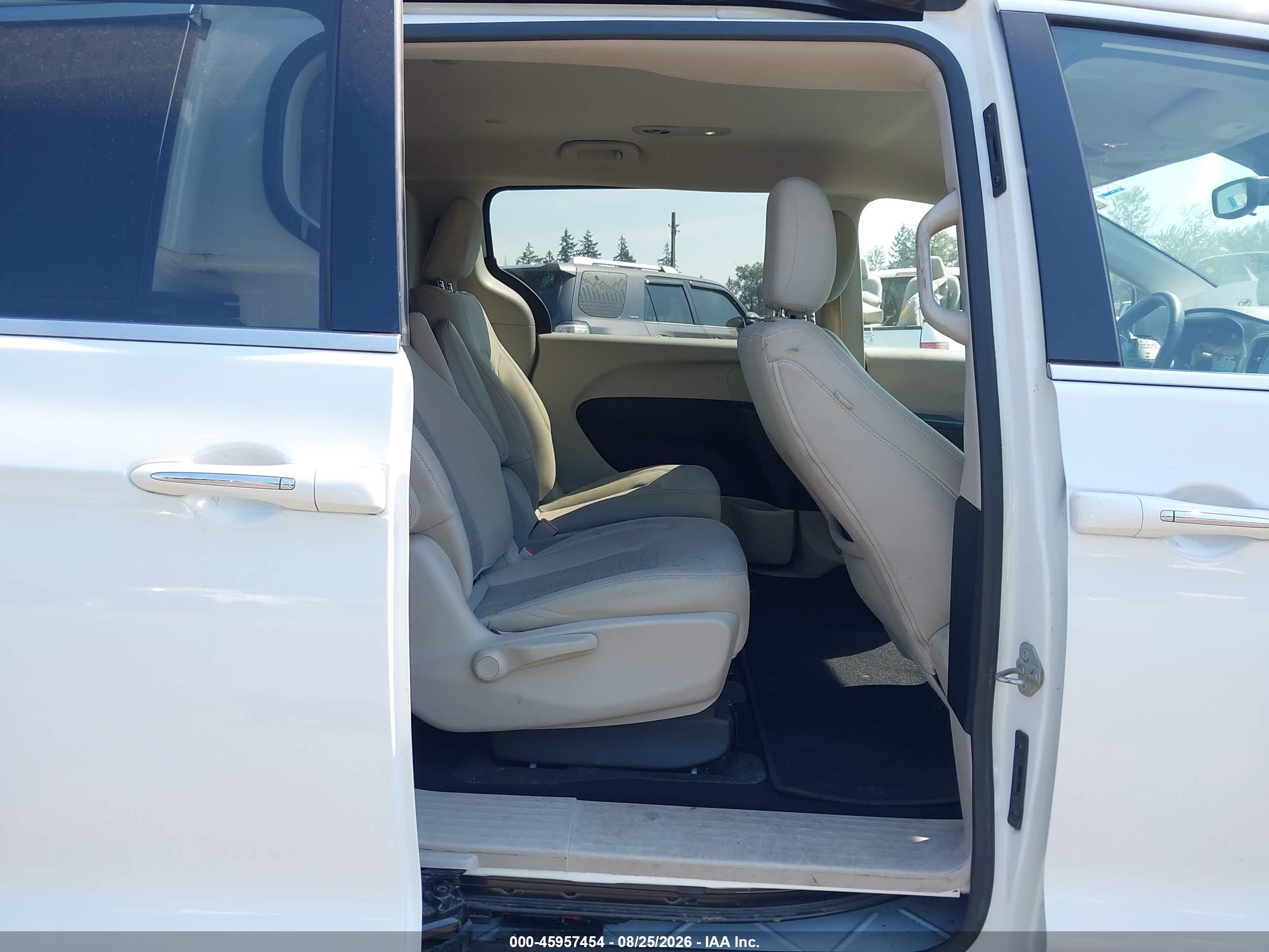 2018 Chrysler Pacifica Hybrid Touring Plus White vin: 2C4RC1H73JR311659