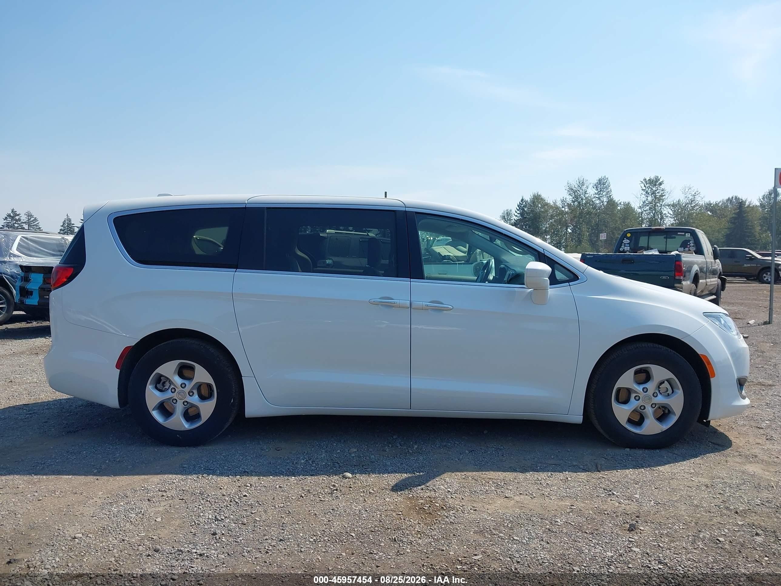 2018 Chrysler Pacifica Hybrid Touring Plus White vin: 2C4RC1H73JR311659