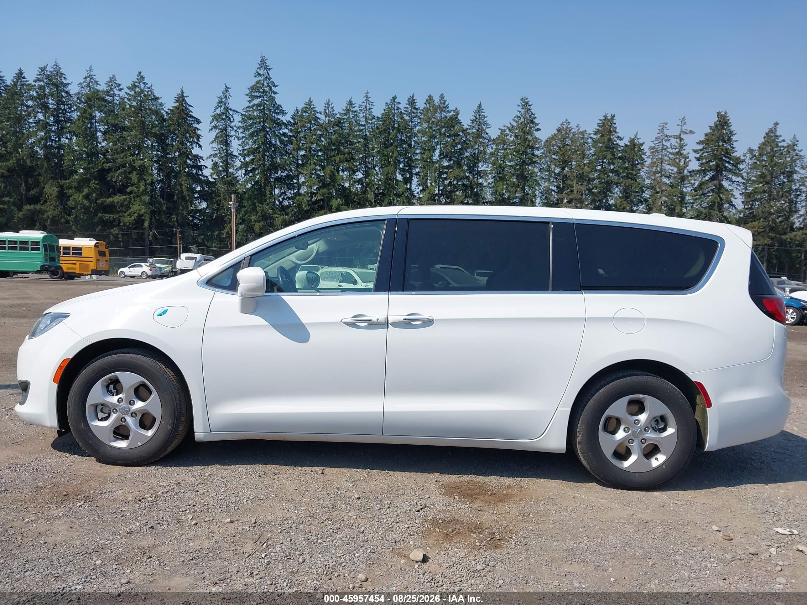 2018 Chrysler Pacifica Hybrid Touring Plus White vin: 2C4RC1H73JR311659