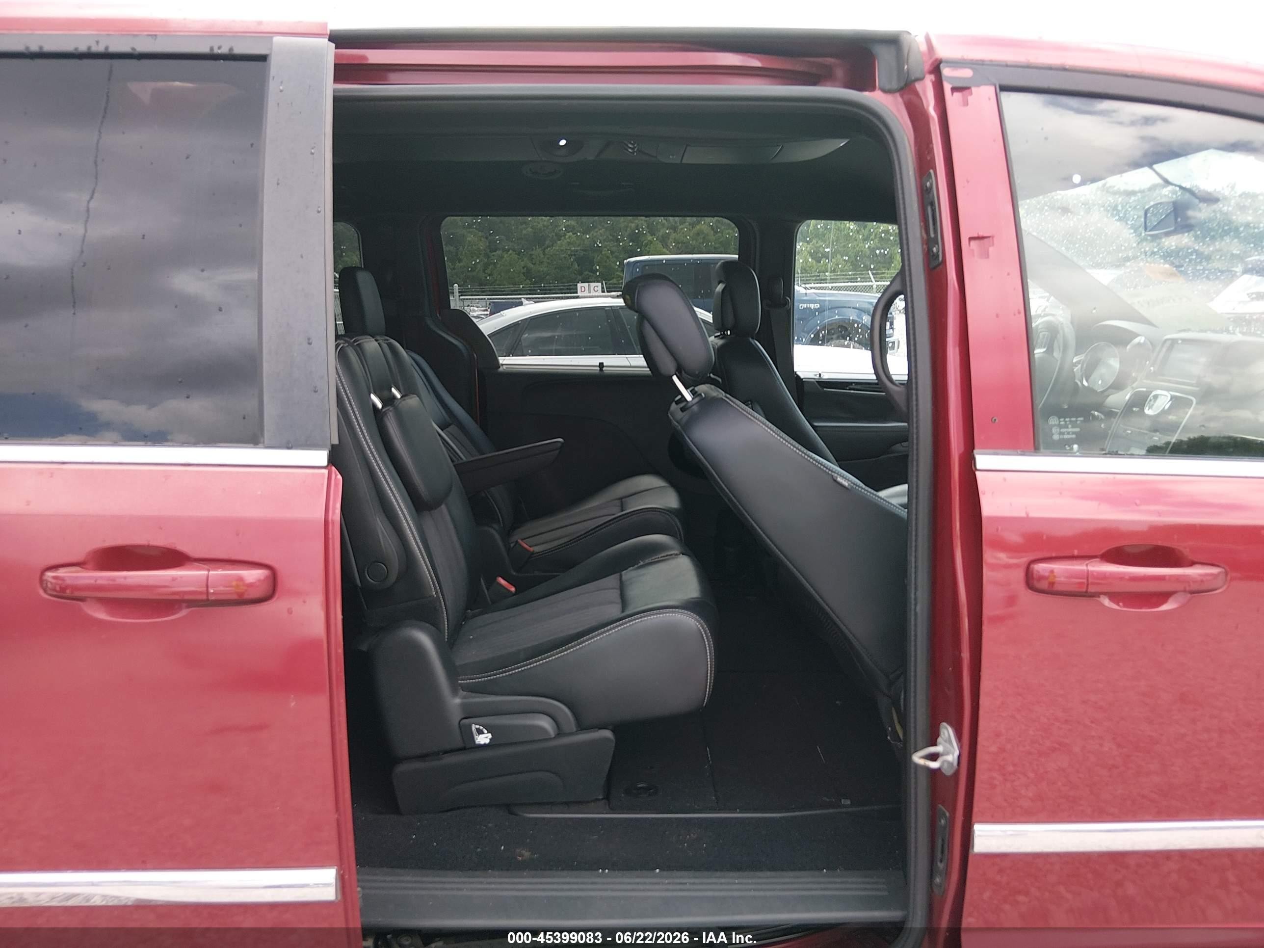 2014 Chrysler Town & Country S Red vin: 2C4RC1HG0ER474663