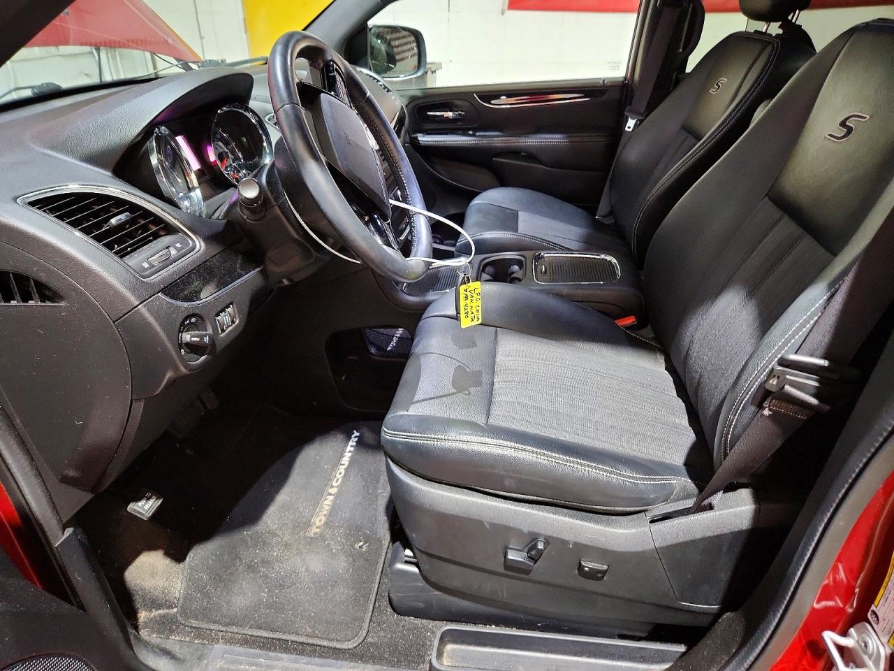 2015 Chrysler Town & Country S Бордовый vin: 2C4RC1HG0FR505914