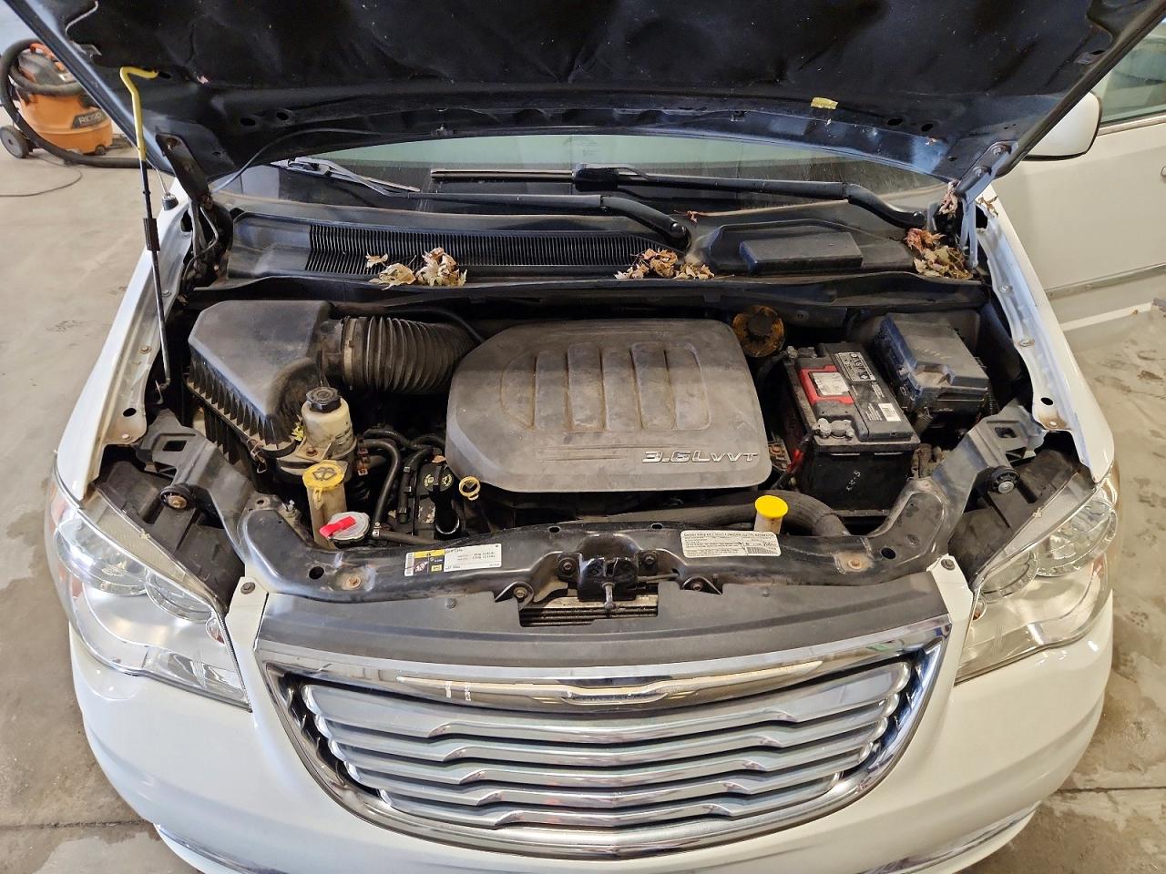 2014 Chrysler Town & Country S White vin: 2C4RC1HG2ER109210