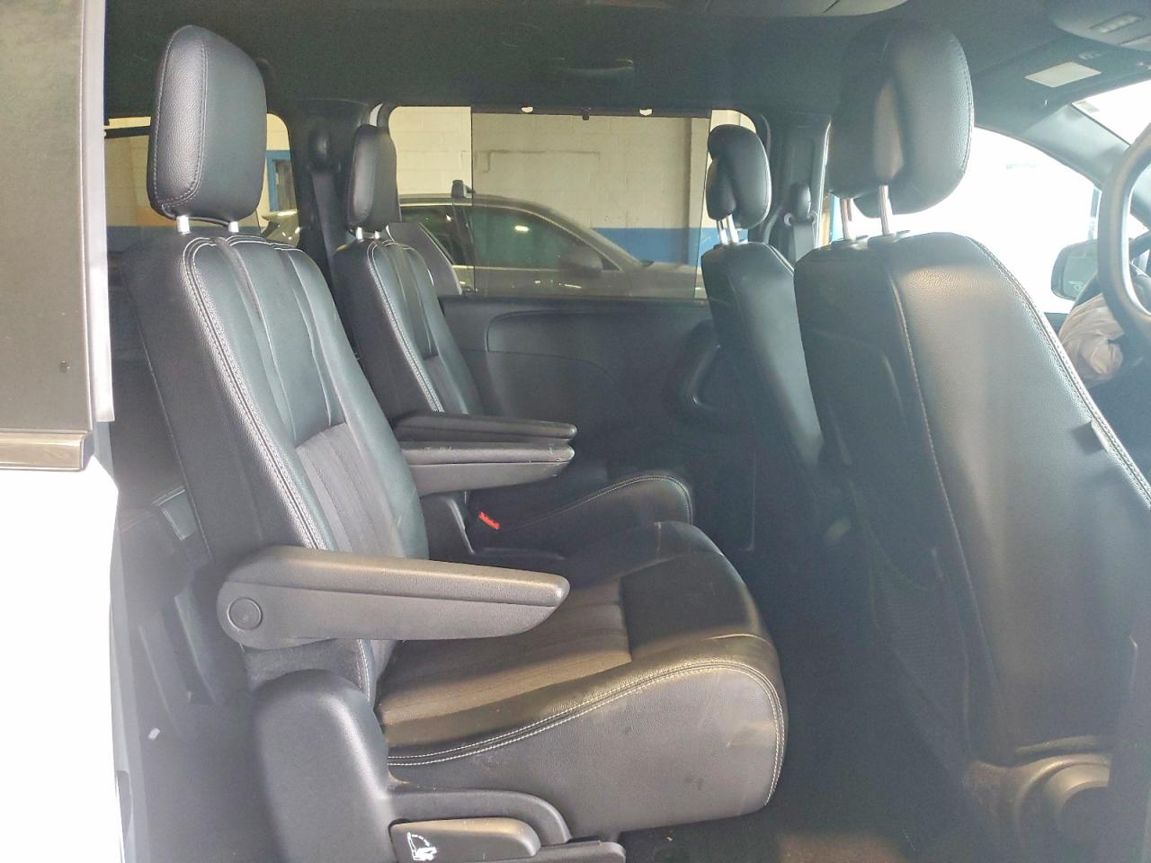 2015 Chrysler Town & Country S White vin: 2C4RC1HG2FR720128