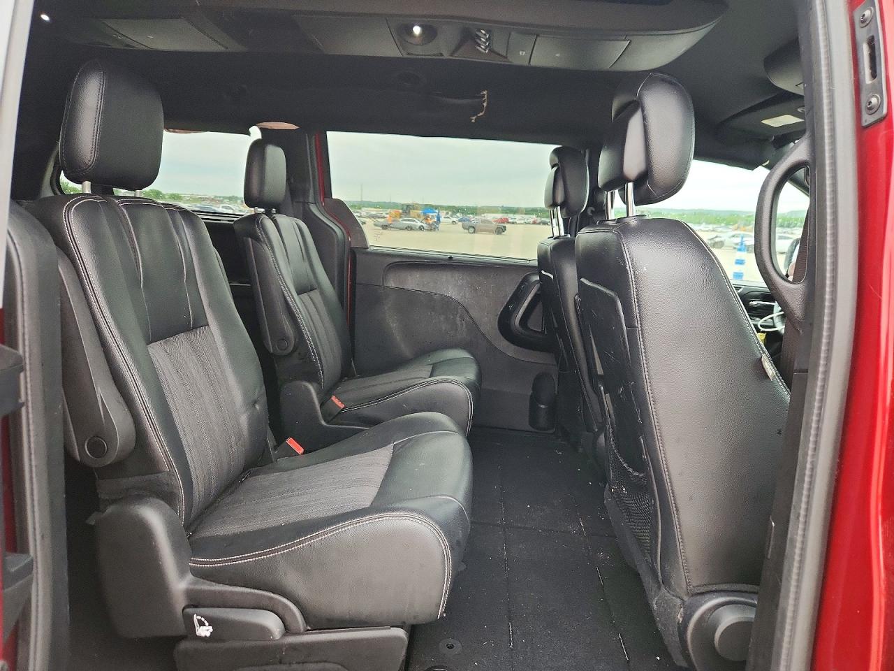 2015 Chrysler Town & Country S Red vin: 2C4RC1HG2FR731310