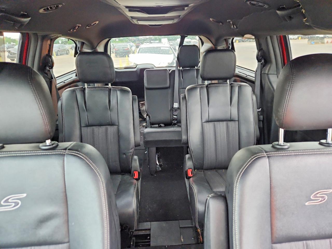 2015 Chrysler Town & Country S Red vin: 2C4RC1HG2FR731310