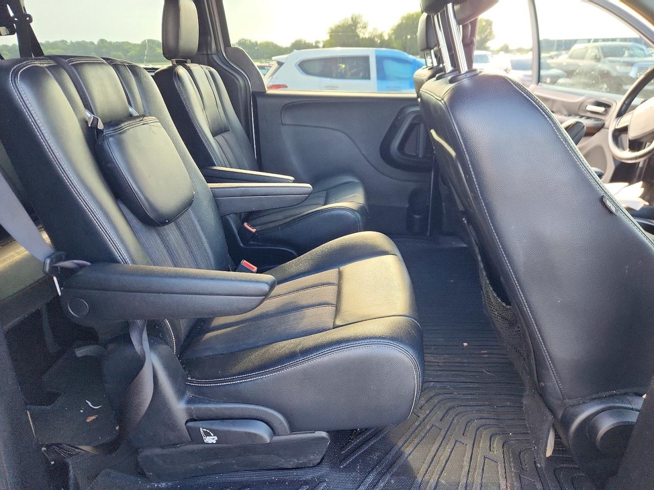2014 Chrysler Town & Country S Silver vin: 2C4RC1HG4ER132651