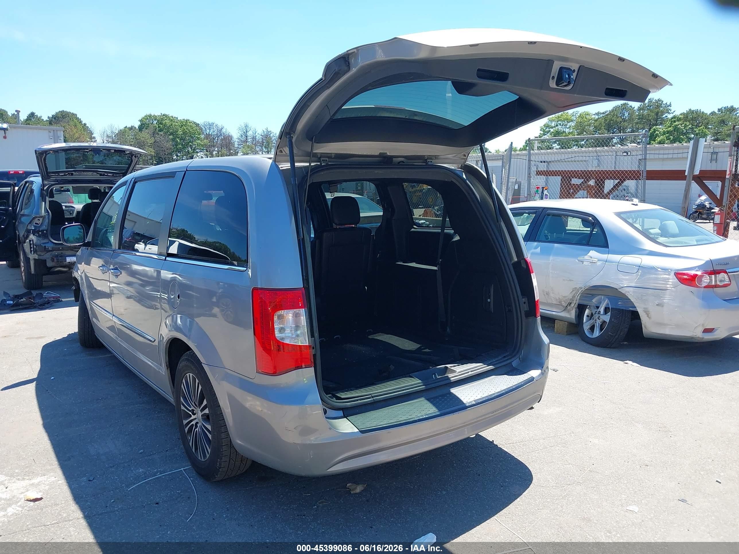 2014 Chrysler Town & Country S Gray vin: 2C4RC1HG4ER177850