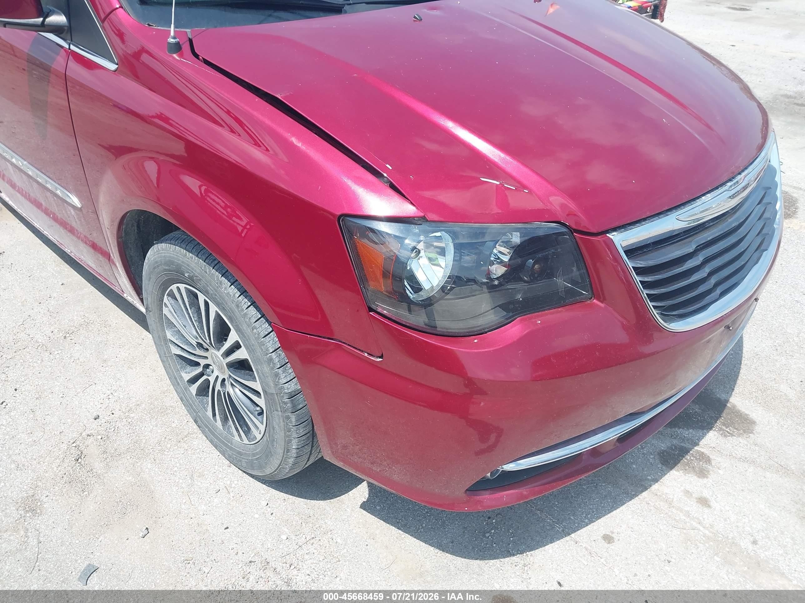 2014 Chrysler Town & Country S Red vin: 2C4RC1HG4ER201452