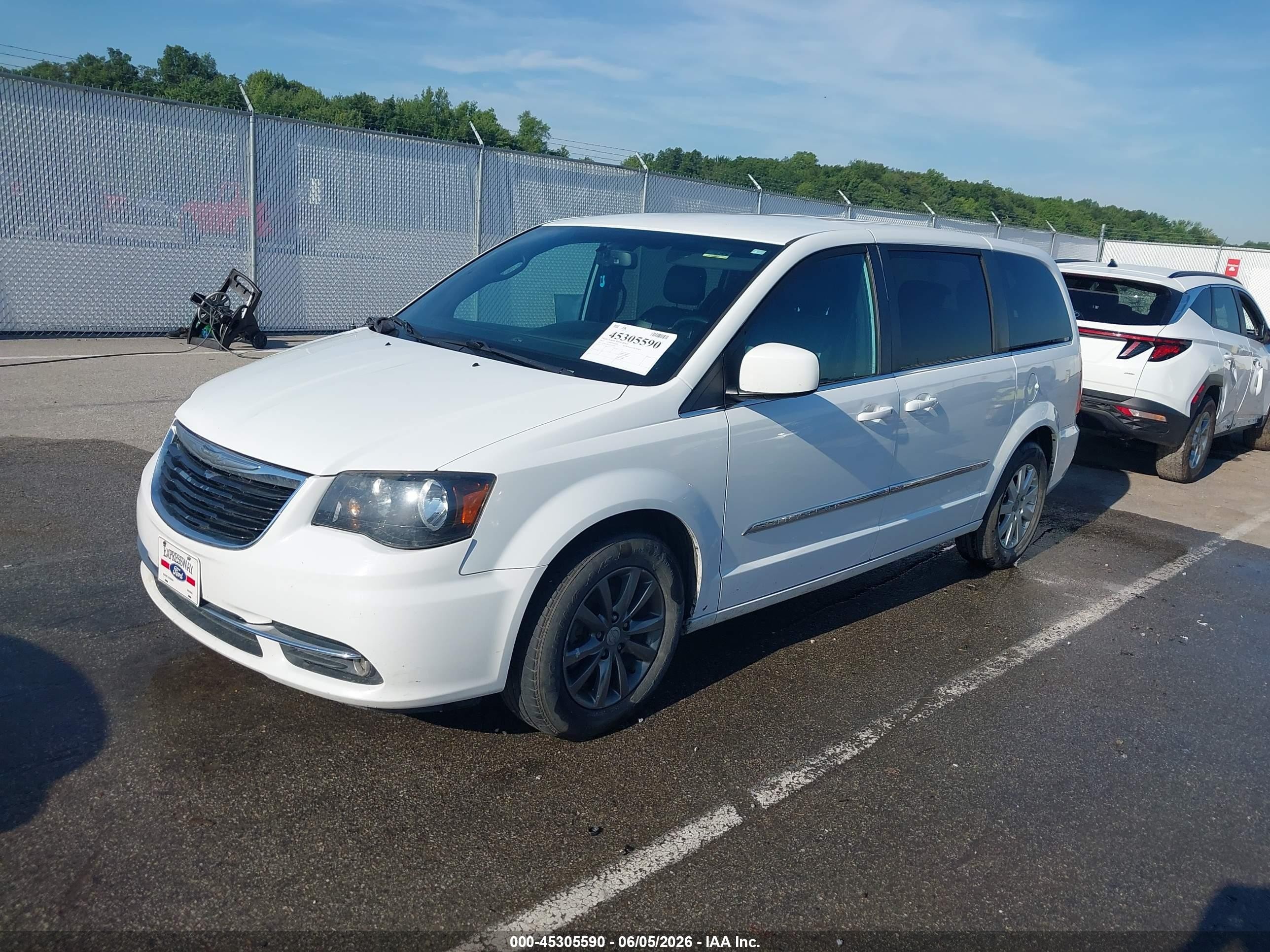 2015 Chrysler Town & Country S White vin: 2C4RC1HG4FR590949