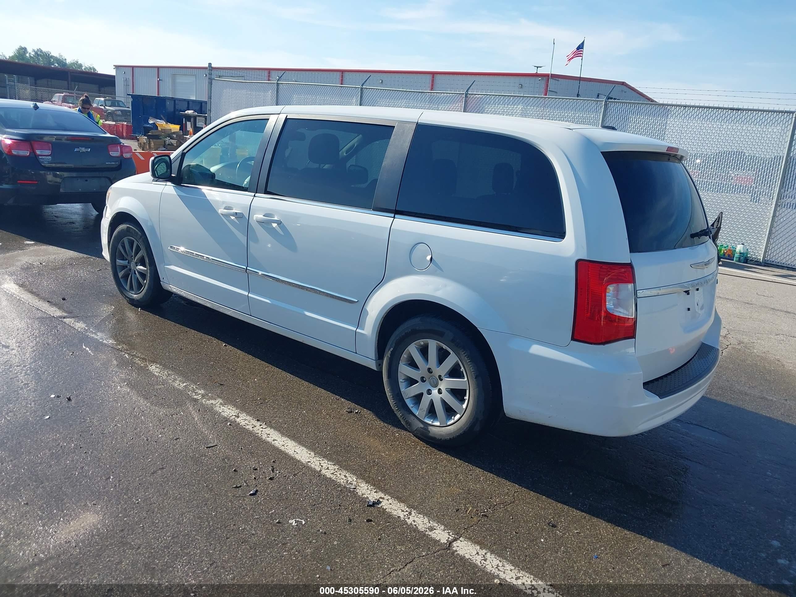 2015 Chrysler Town & Country S White vin: 2C4RC1HG4FR590949