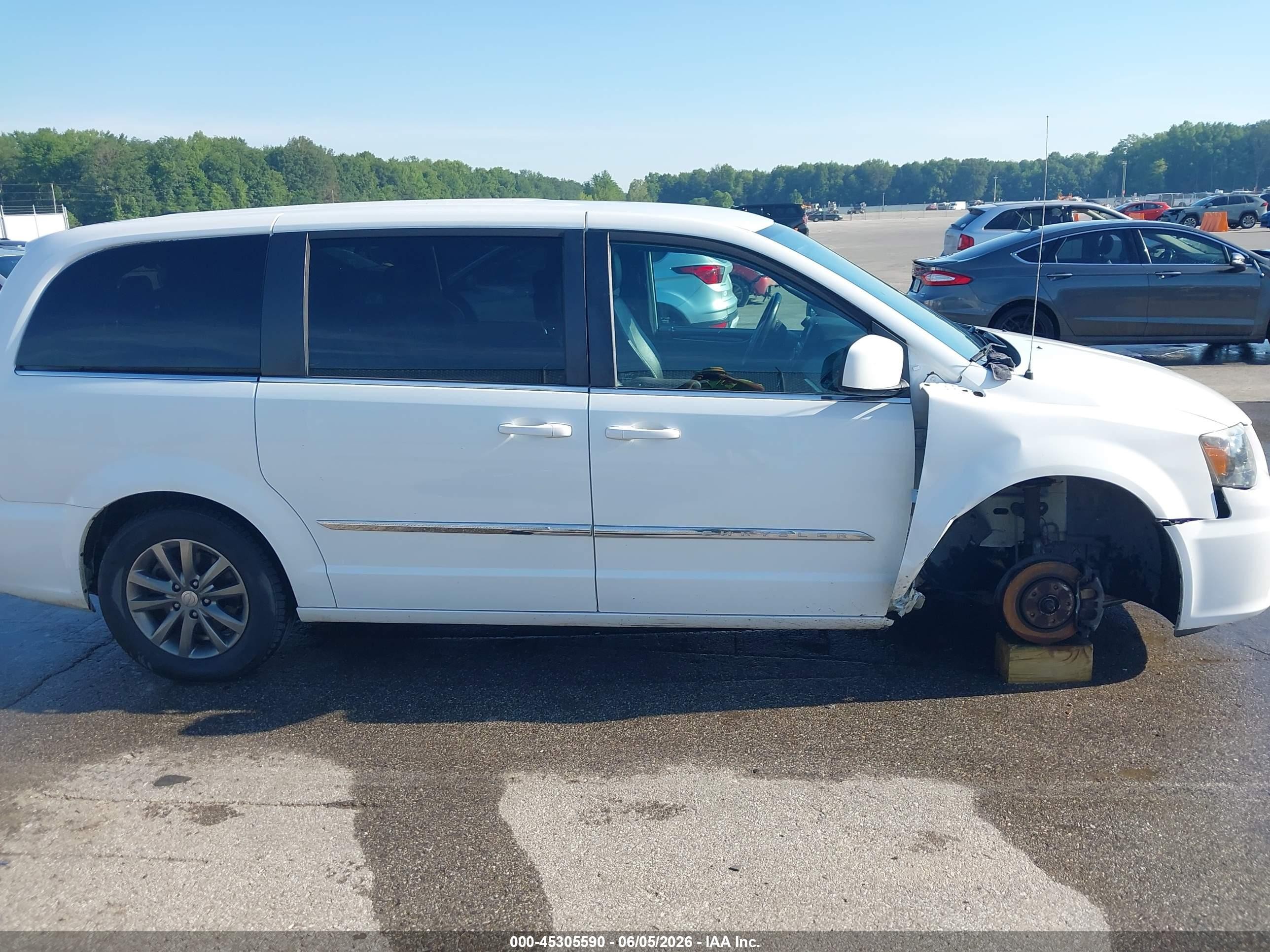 2015 Chrysler Town & Country S White vin: 2C4RC1HG4FR590949