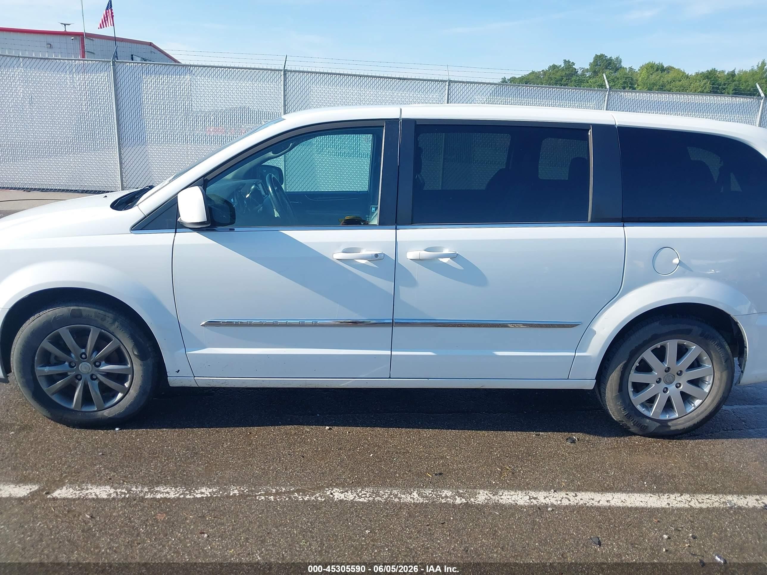 2015 Chrysler Town & Country S White vin: 2C4RC1HG4FR590949