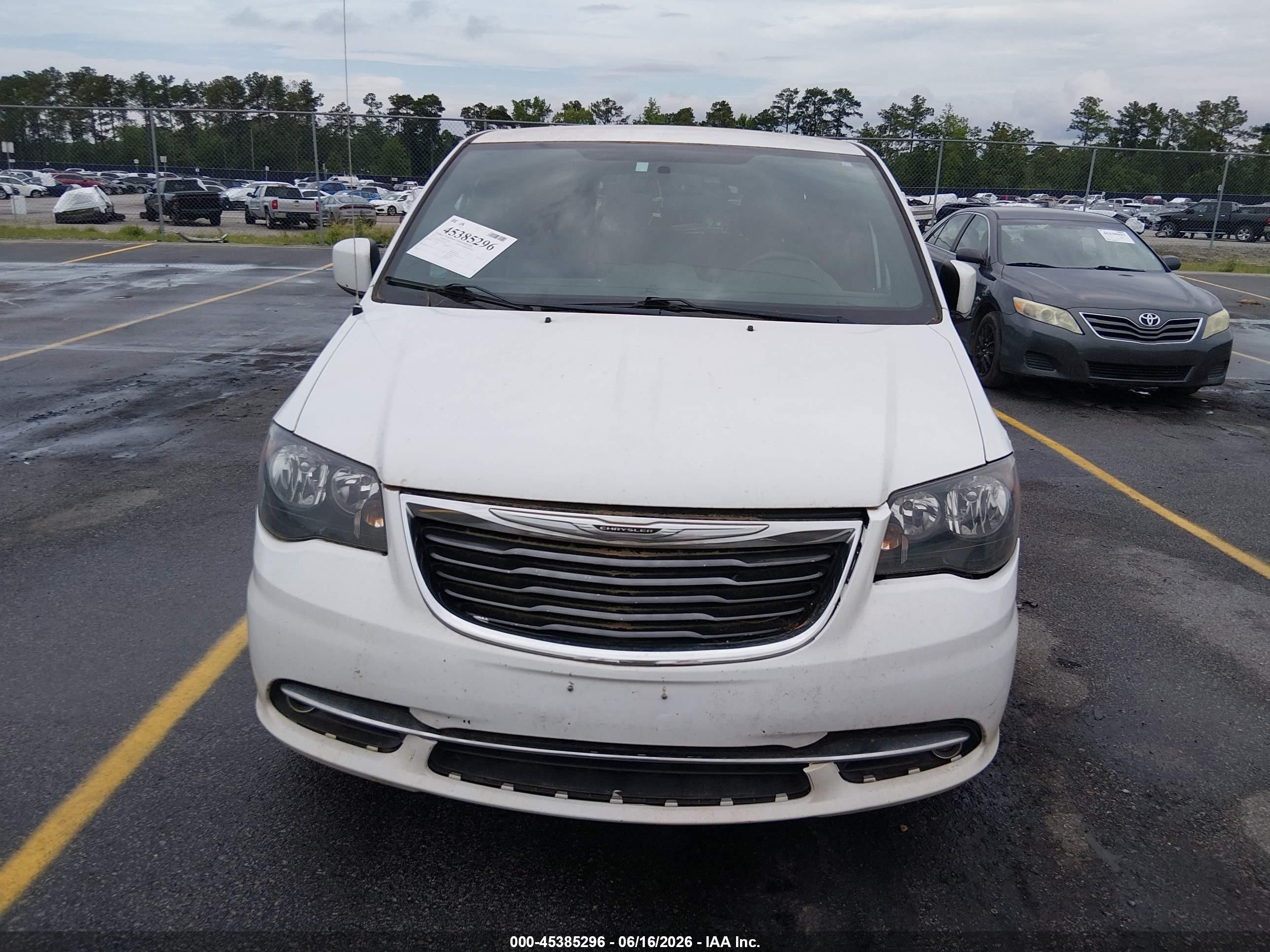 2015 Chrysler Town & Country S White vin: 2C4RC1HG4FR710734