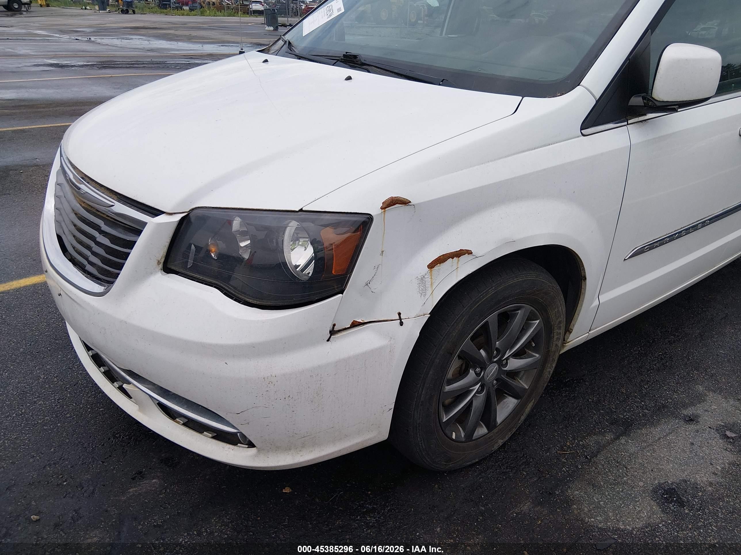 2015 Chrysler Town & Country S White vin: 2C4RC1HG4FR710734