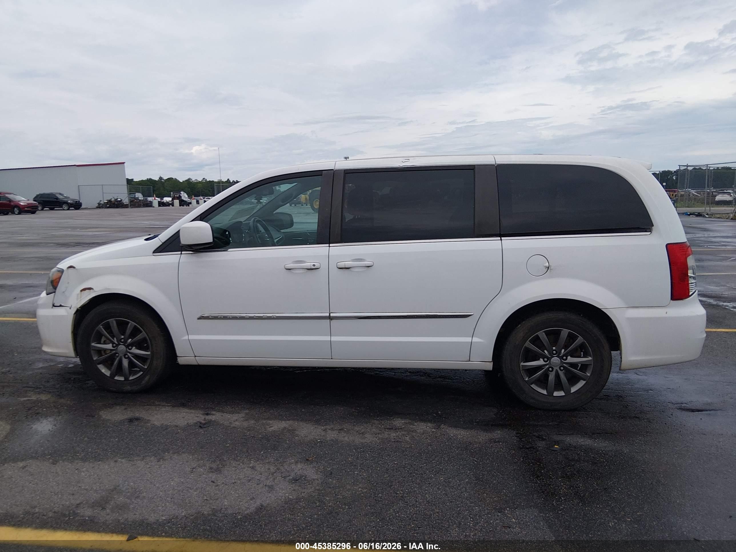 2015 Chrysler Town & Country S White vin: 2C4RC1HG4FR710734