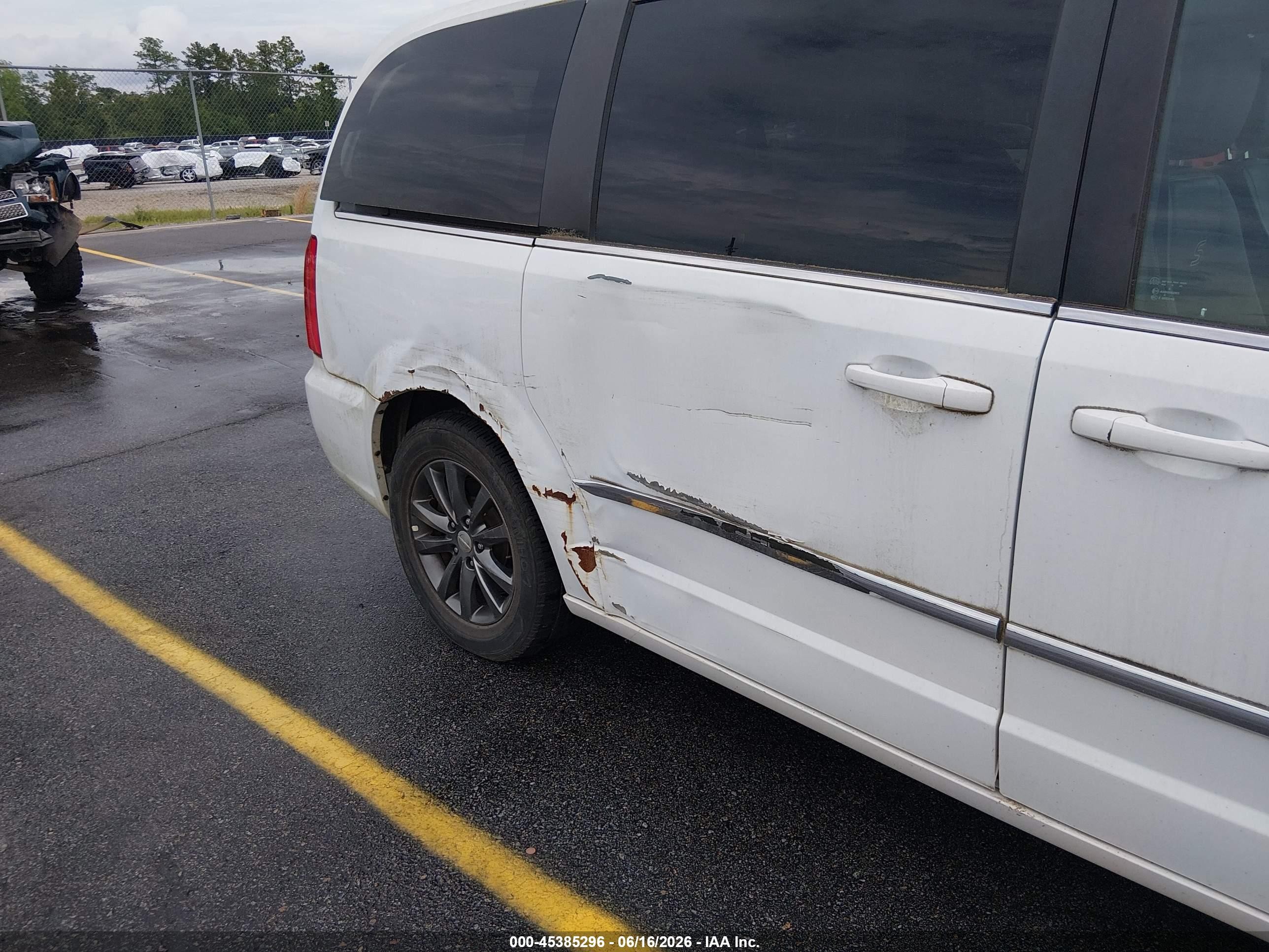 2015 Chrysler Town & Country S White vin: 2C4RC1HG4FR710734