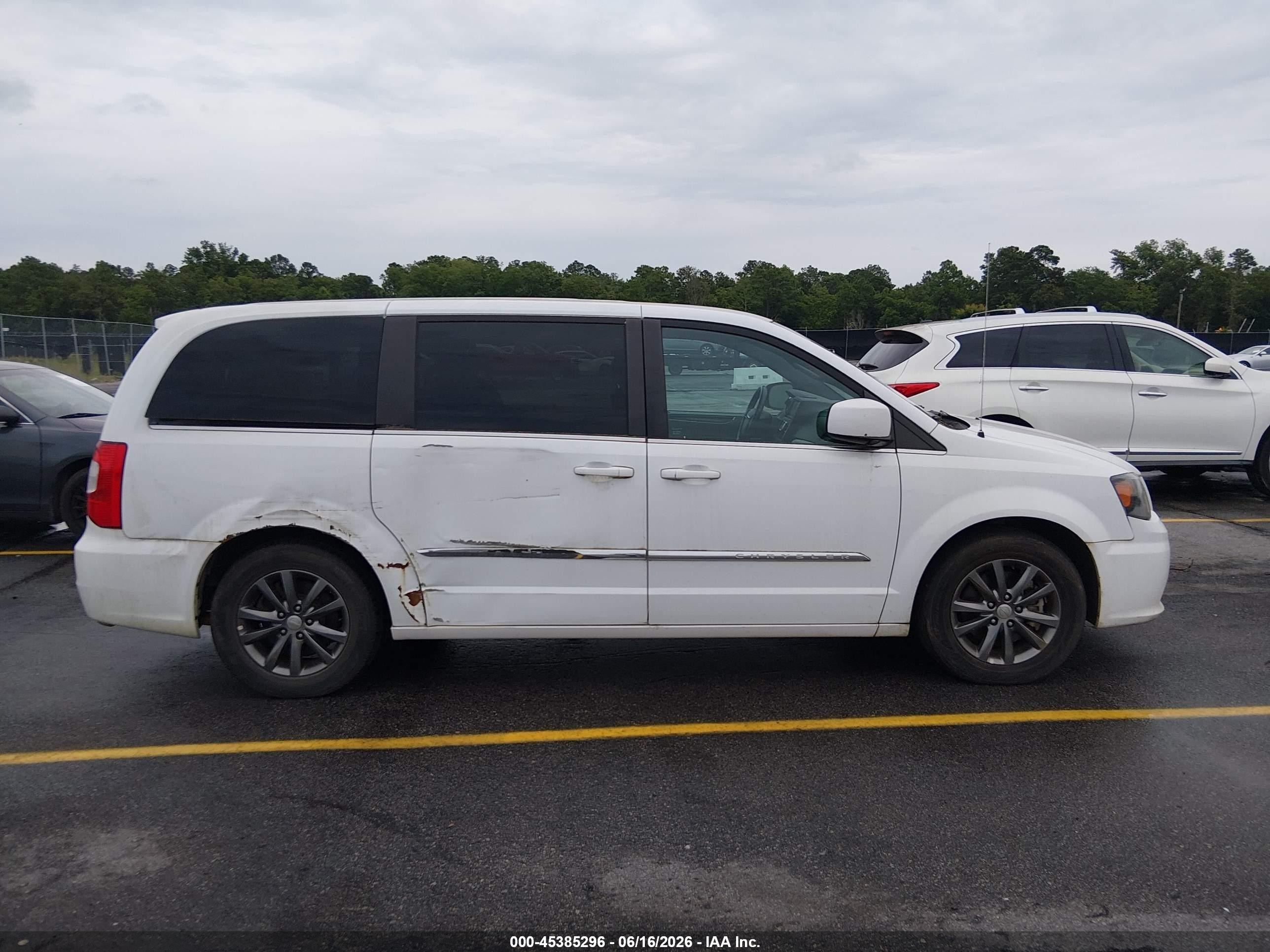 2015 Chrysler Town & Country S White vin: 2C4RC1HG4FR710734