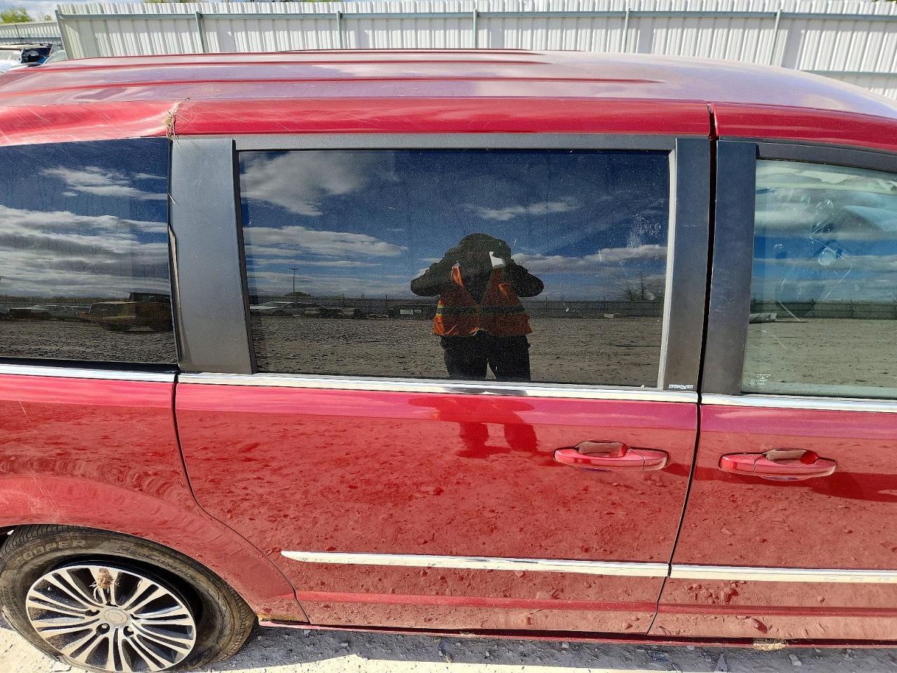 2014 Chrysler Town & Country S Red vin: 2C4RC1HG9ER201348