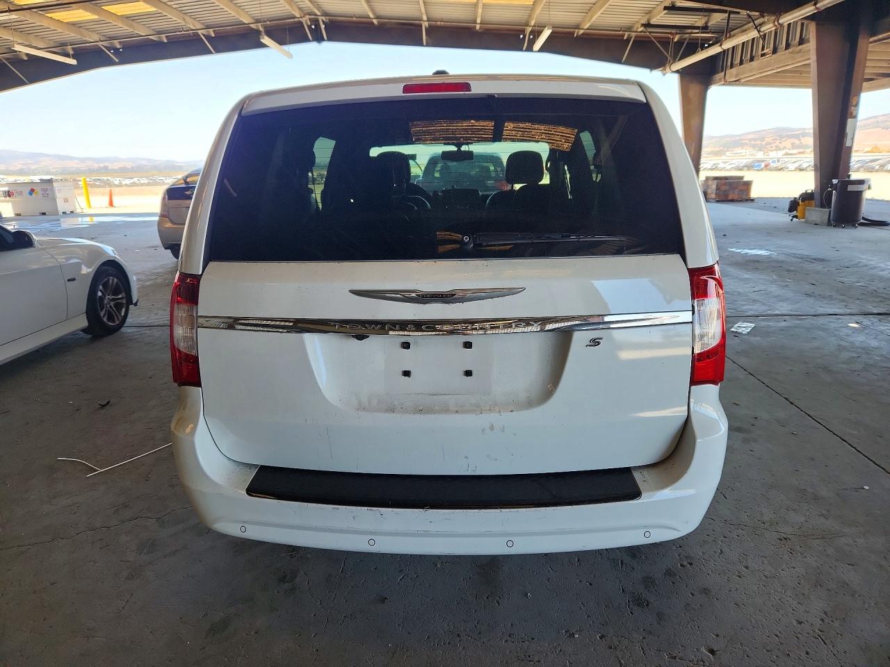 2015 Chrysler Town & Country S White vin: 2C4RC1HG9FR590932