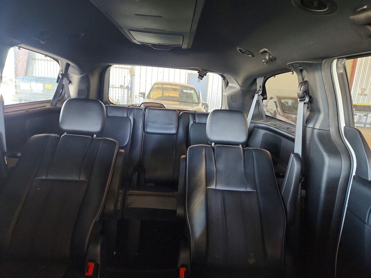 2015 Chrysler Town & Country S White vin: 2C4RC1HG9FR590932