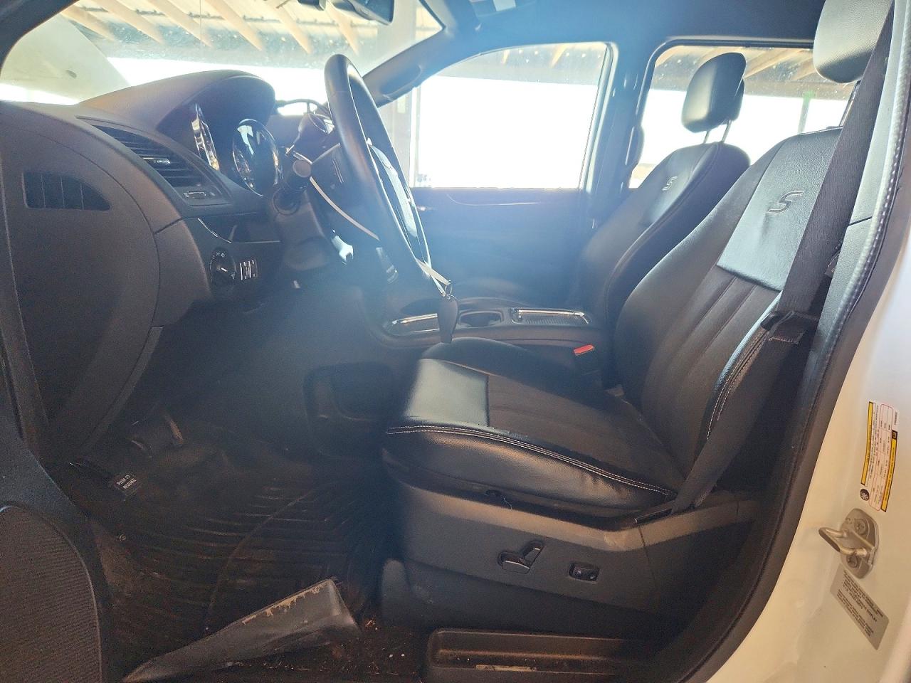 2015 Chrysler Town & Country S White vin: 2C4RC1HG9FR590932