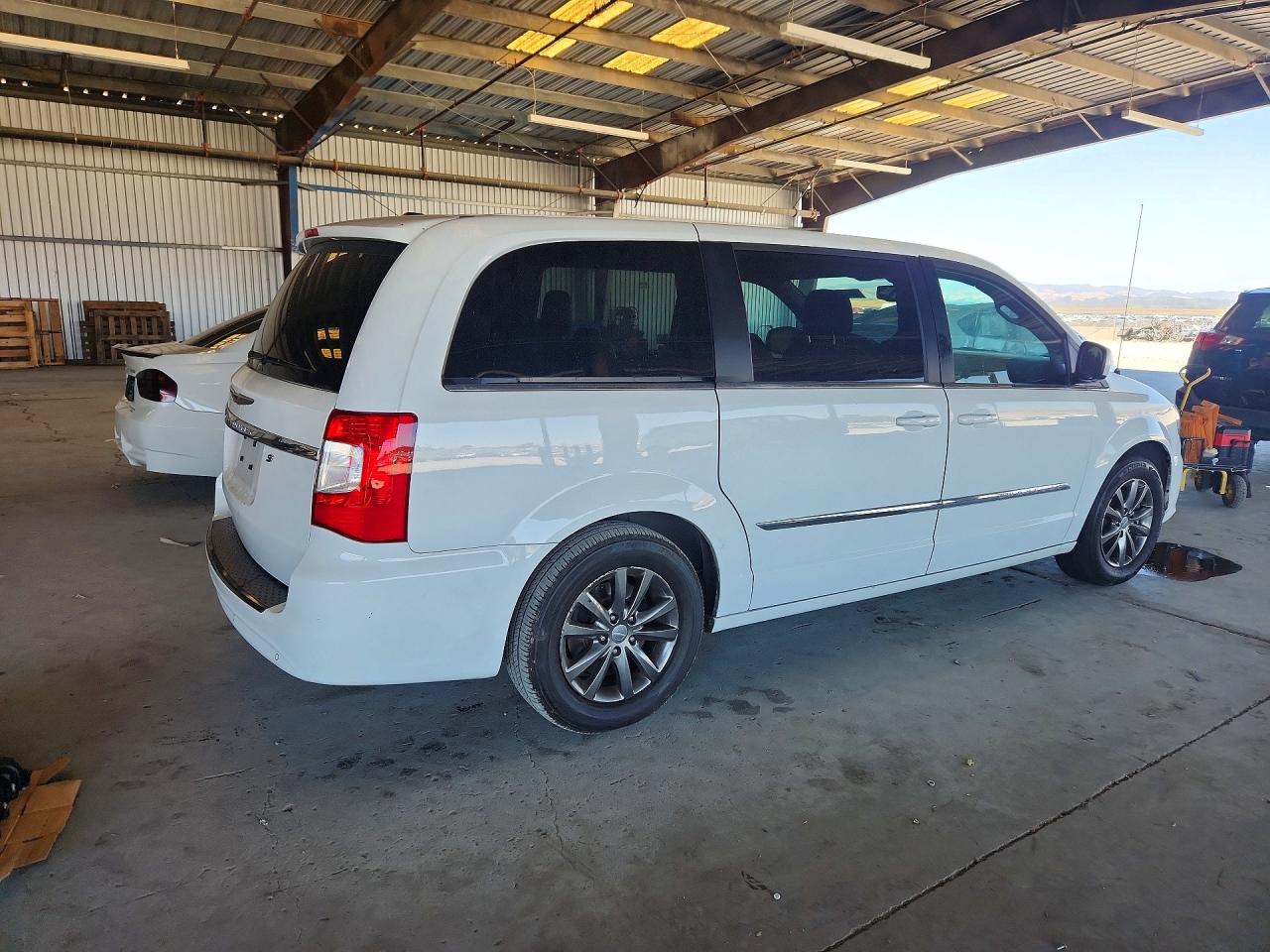 2015 Chrysler Town & Country S White vin: 2C4RC1HG9FR590932