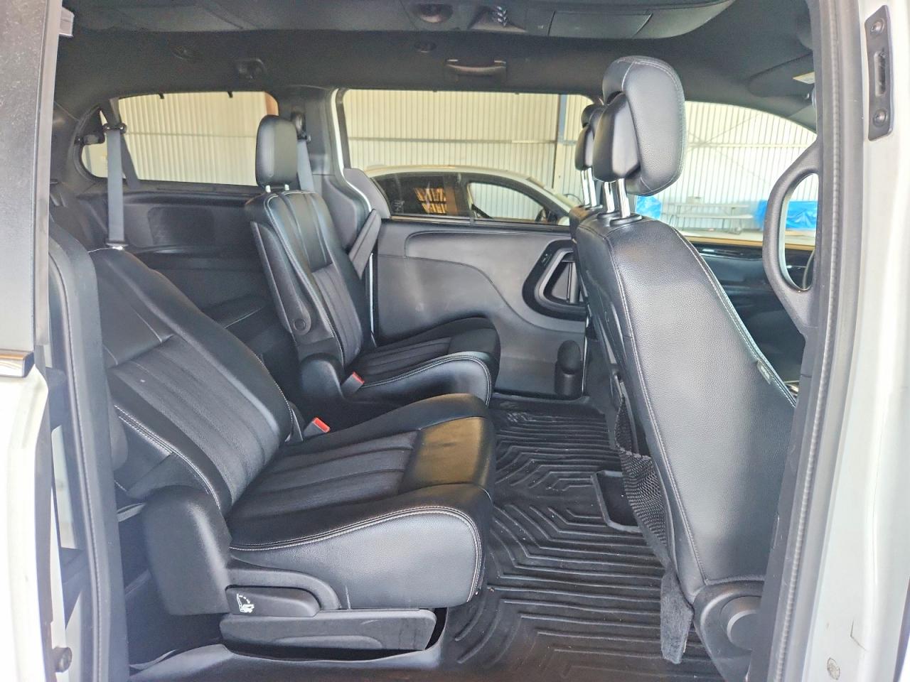 2015 Chrysler Town & Country S White vin: 2C4RC1HG9FR590932