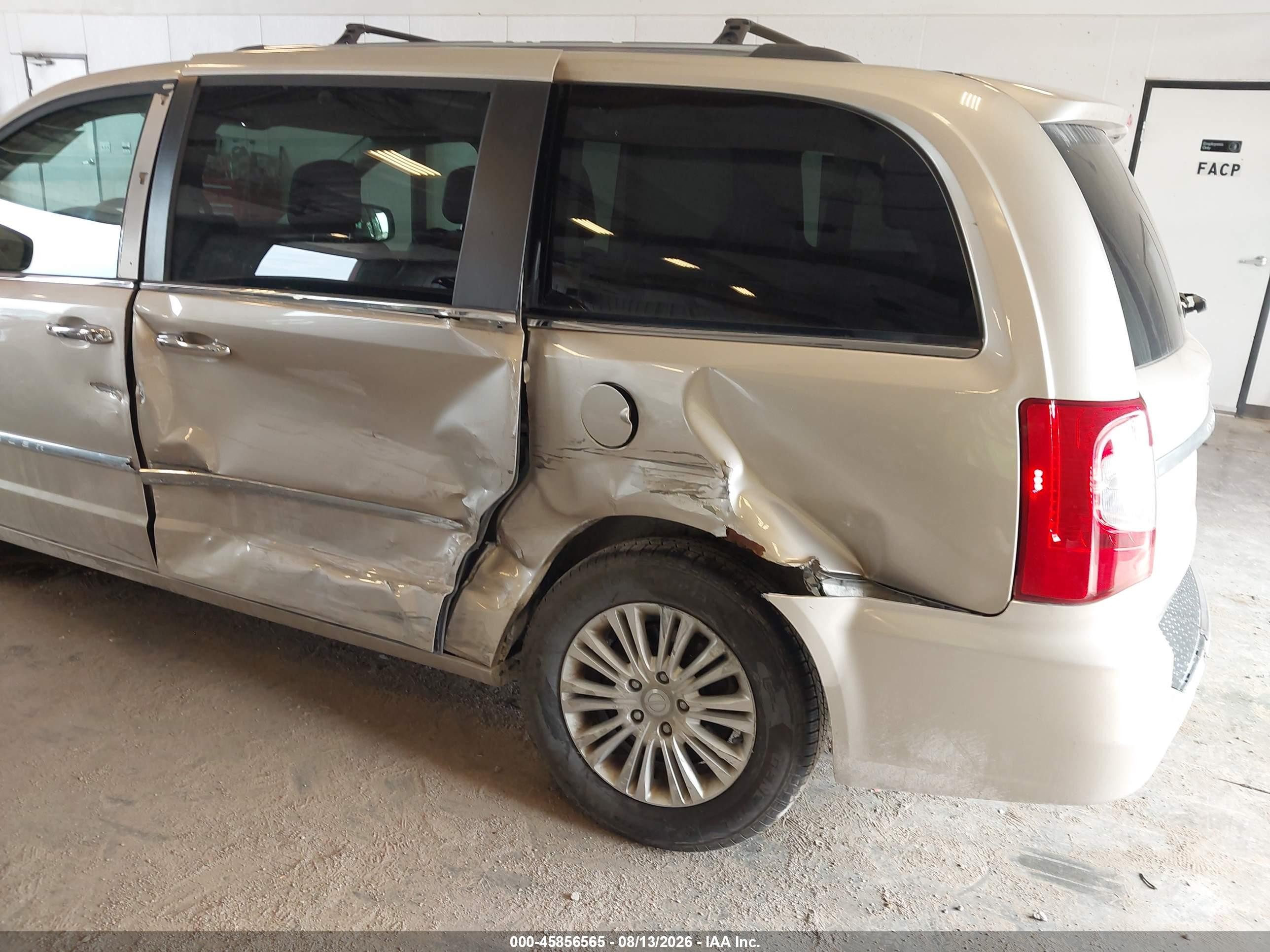 2015 Chrysler Town & Country Premium Gold vin: 2C4RC1JG9FR738975