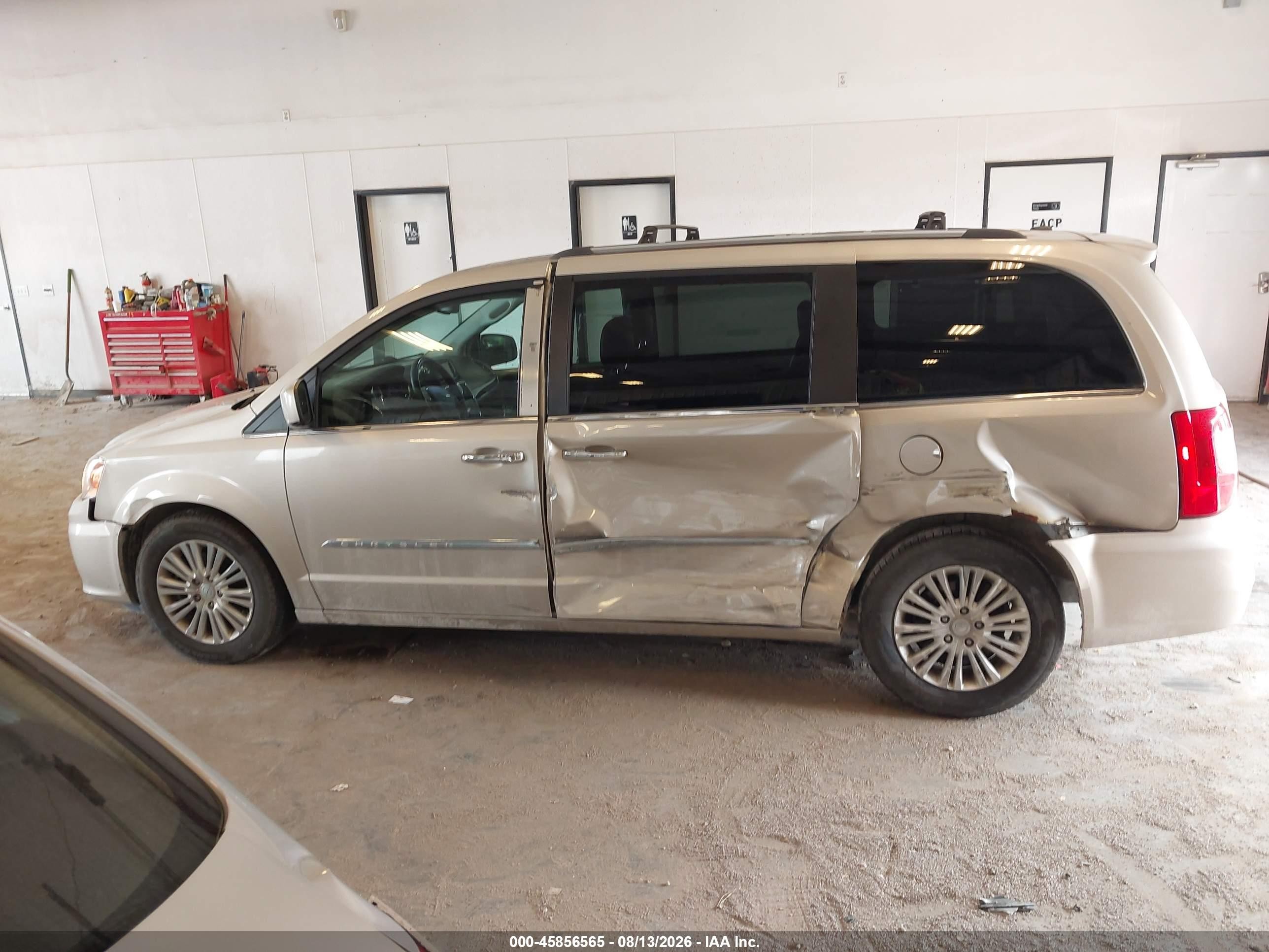 2015 Chrysler Town & Country Premium Gold vin: 2C4RC1JG9FR738975