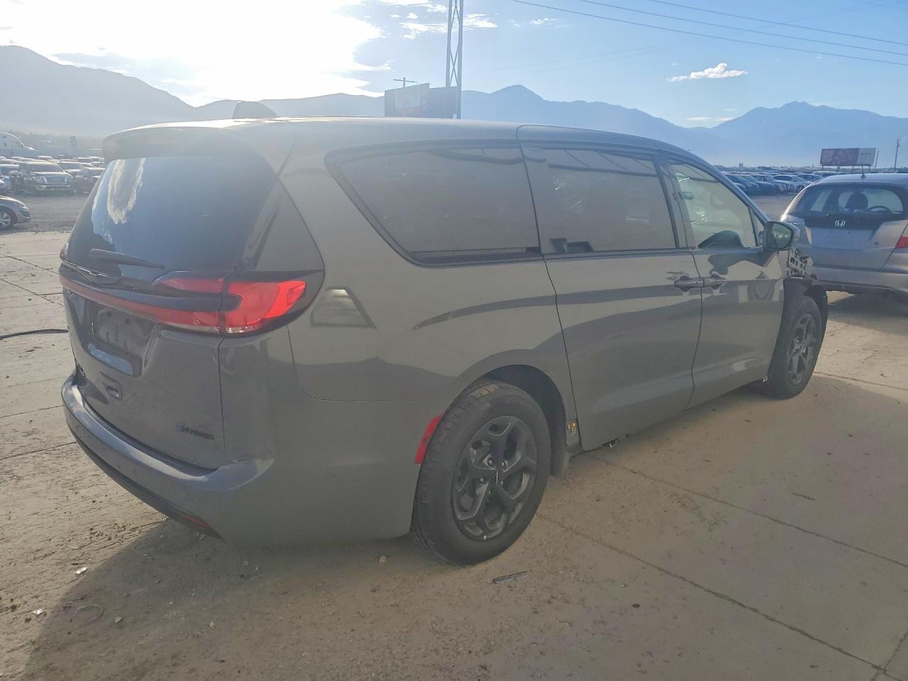 2022 Chrysler Pacifica Hybrid Touring L Gray vin: 2C4RC1L70NR130516