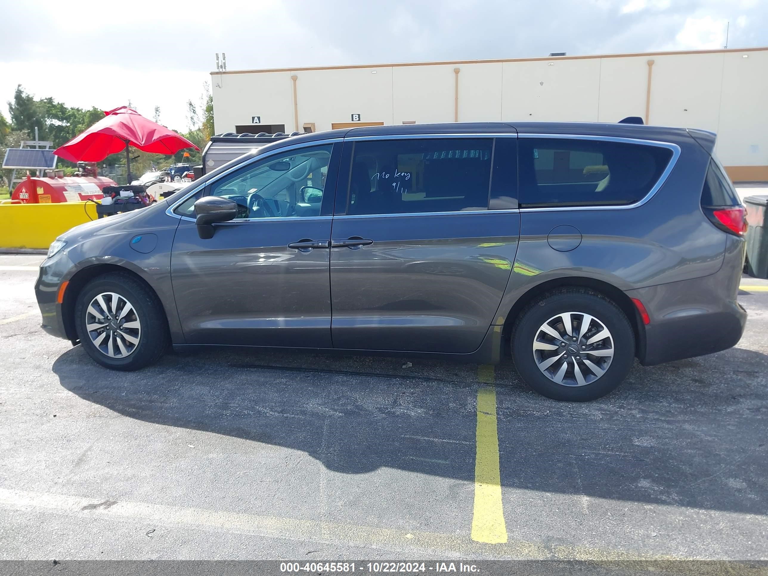 2023 Chrysler Pacifica Hybrid Touring L Gray vin: 2C4RC1L70PR559027