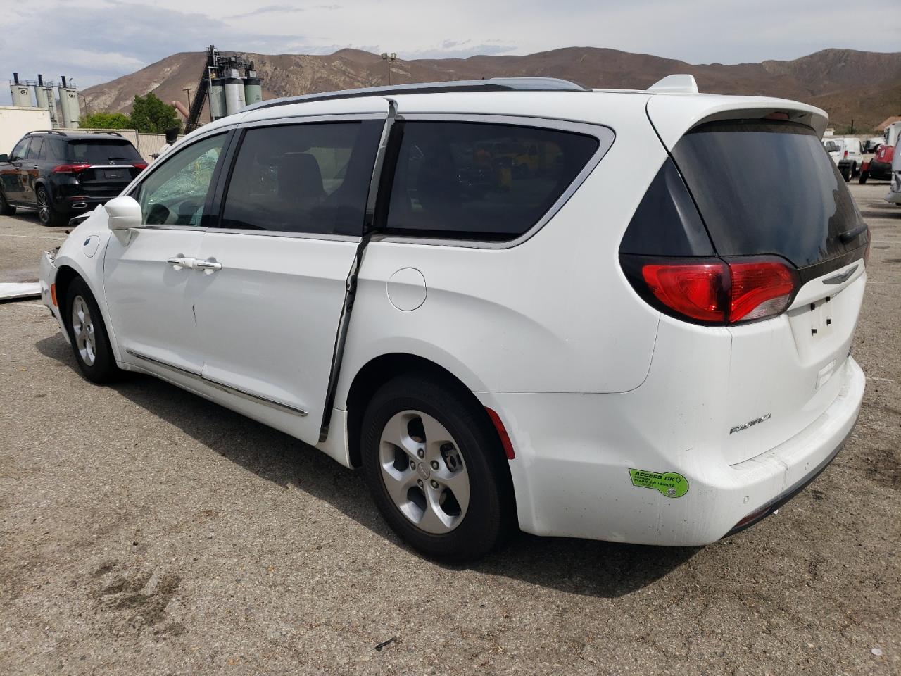 2018 Chrysler Pacifica Hybrid Touring L White vin: 2C4RC1L76JR129512
